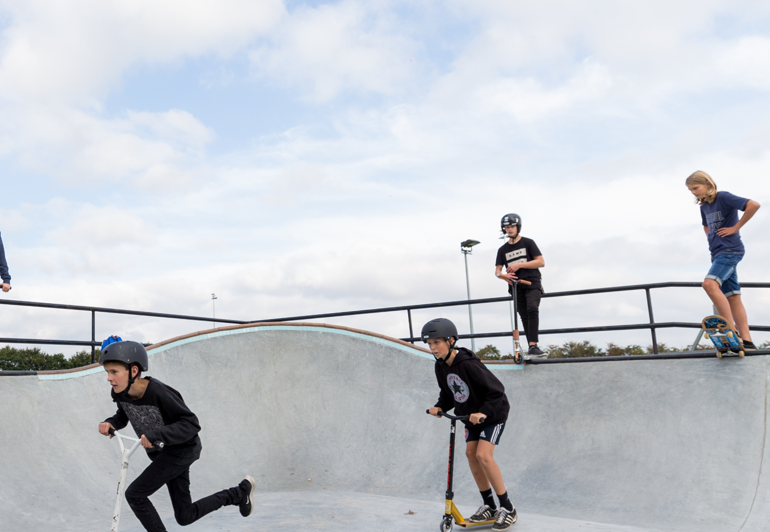 Børn skater og kører på løbehjul