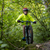 Mountain biker i skoven