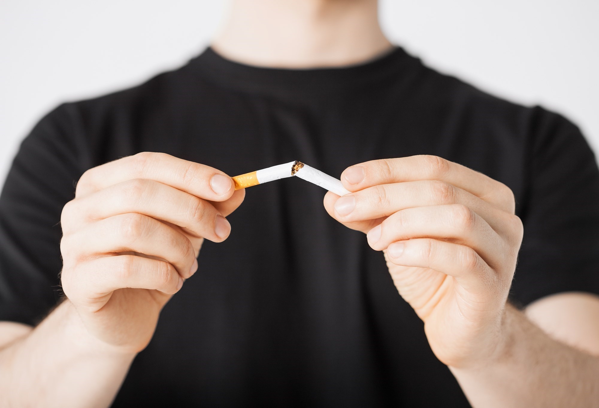 Billede af person, der knækker cigaret