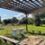Pergola med betonbord til tilberedning af mad