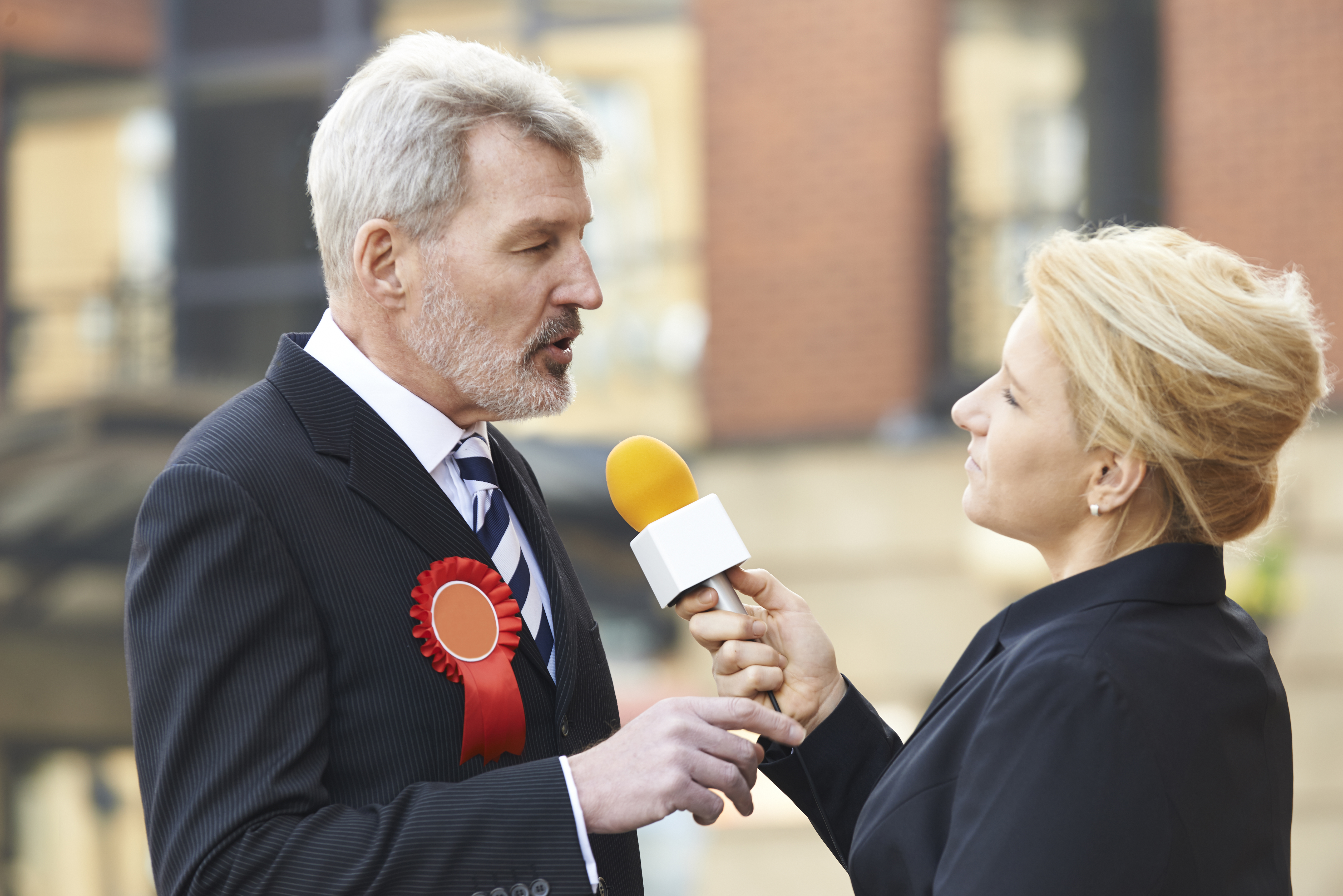 Kvinde interviewer mand