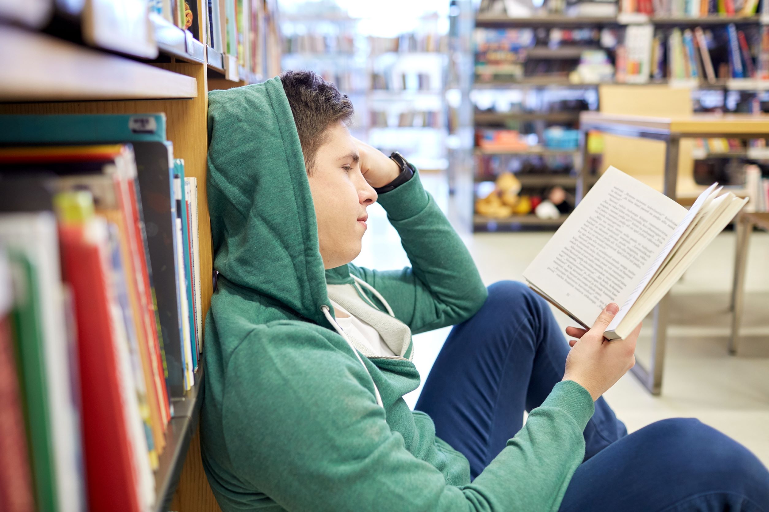 Ung læser på bibliotek