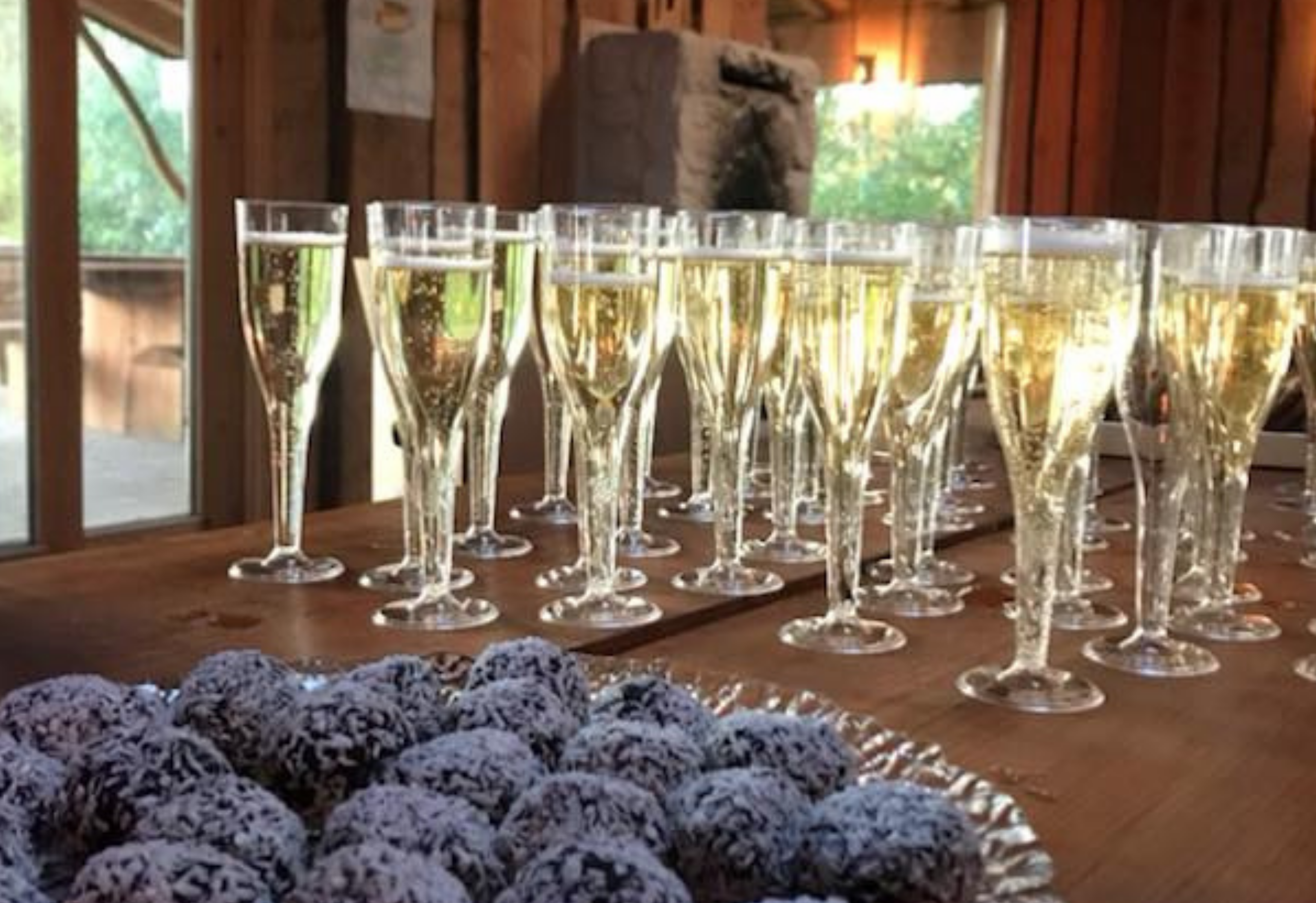 Fyldte champagneglas og chokolade-trøfler