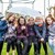 Glade piger under en paraply