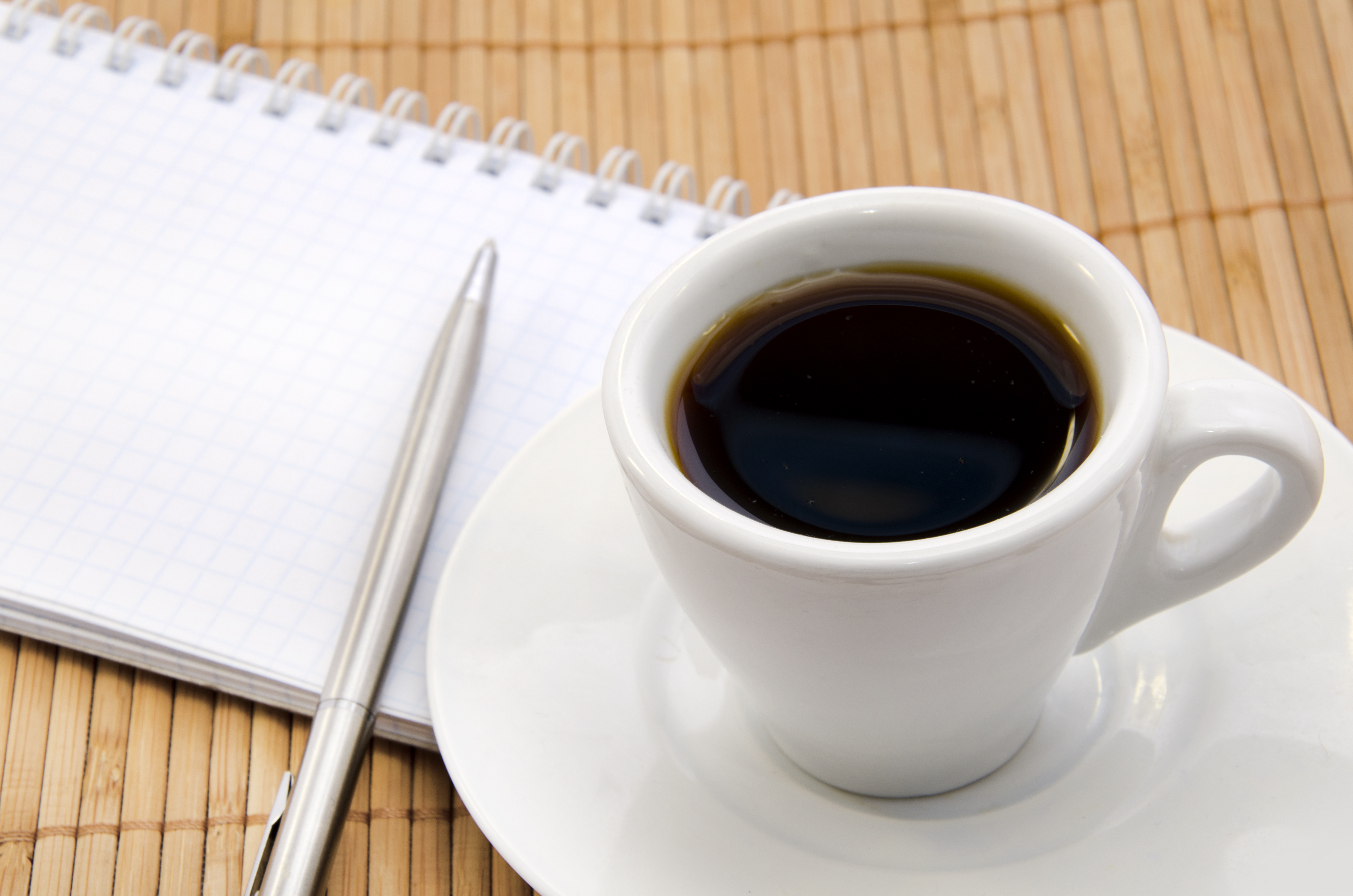 Kaffekop og notatpapir