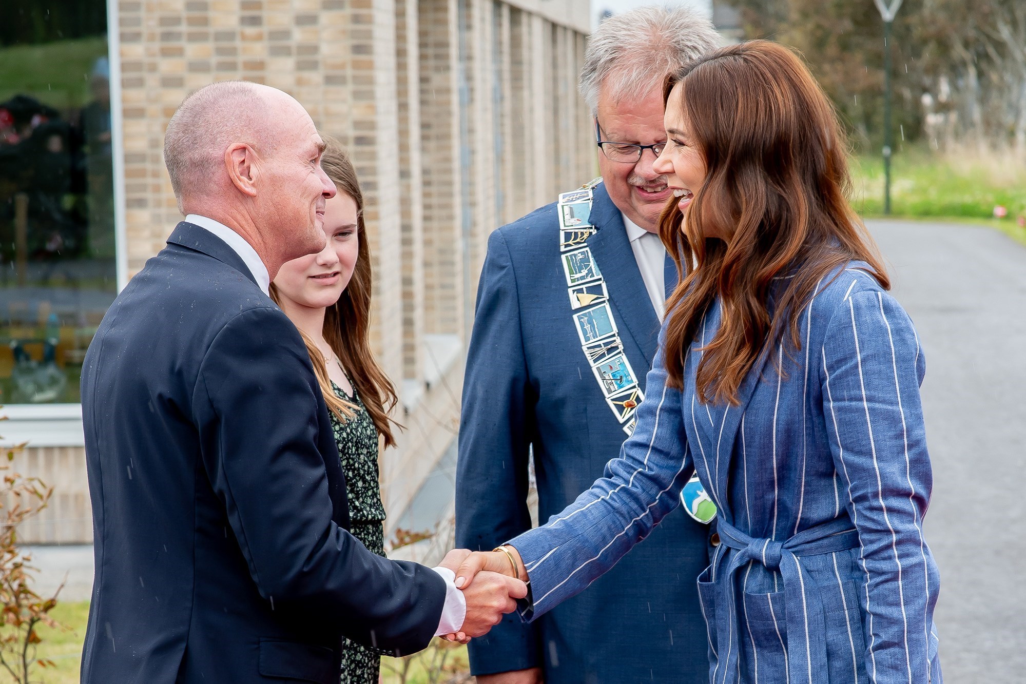 Kommunaldirektør hilser på Kronprinsesse Mary