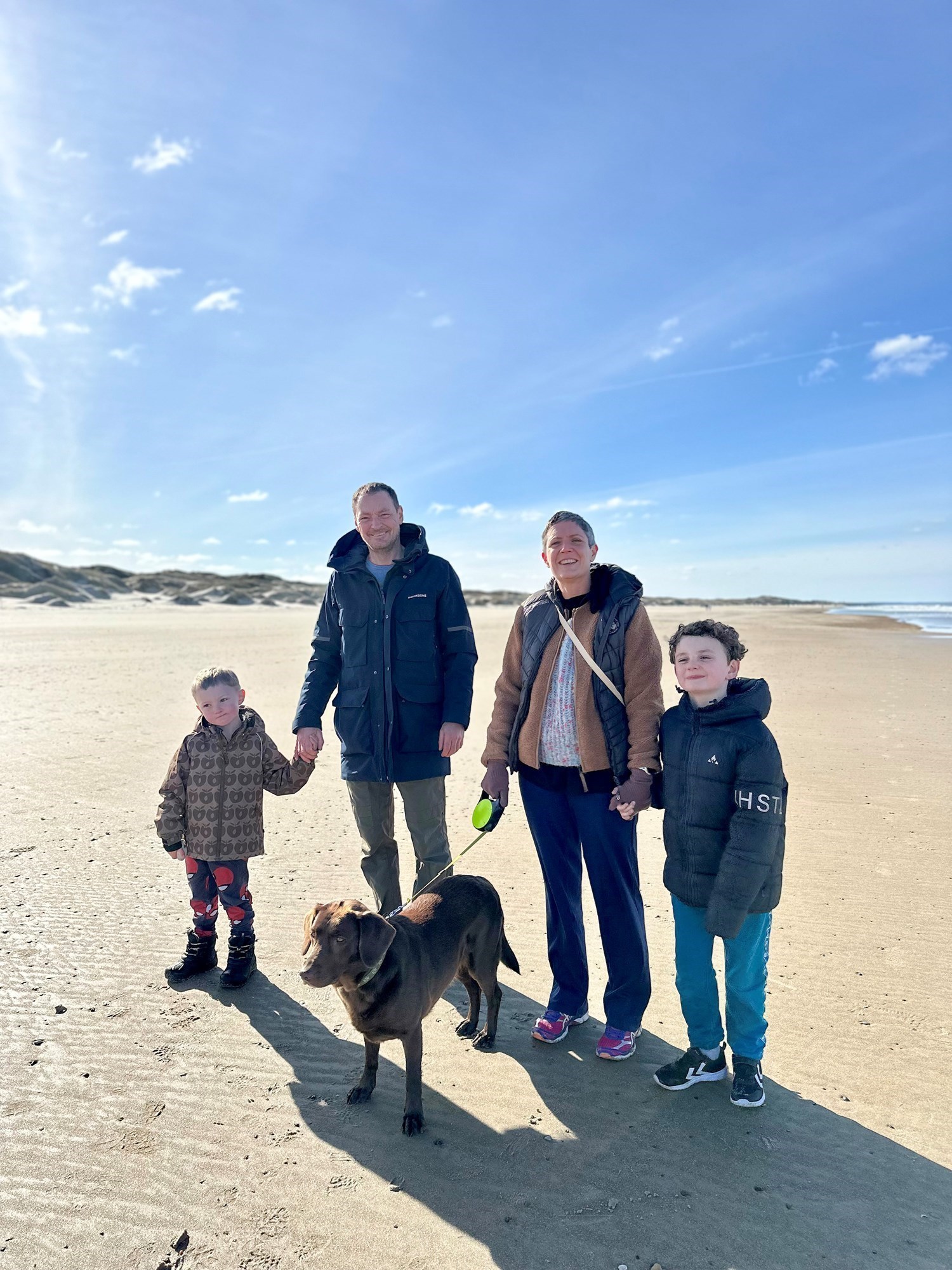 Anne Sofie, Thomas, to børn og hund på stranden