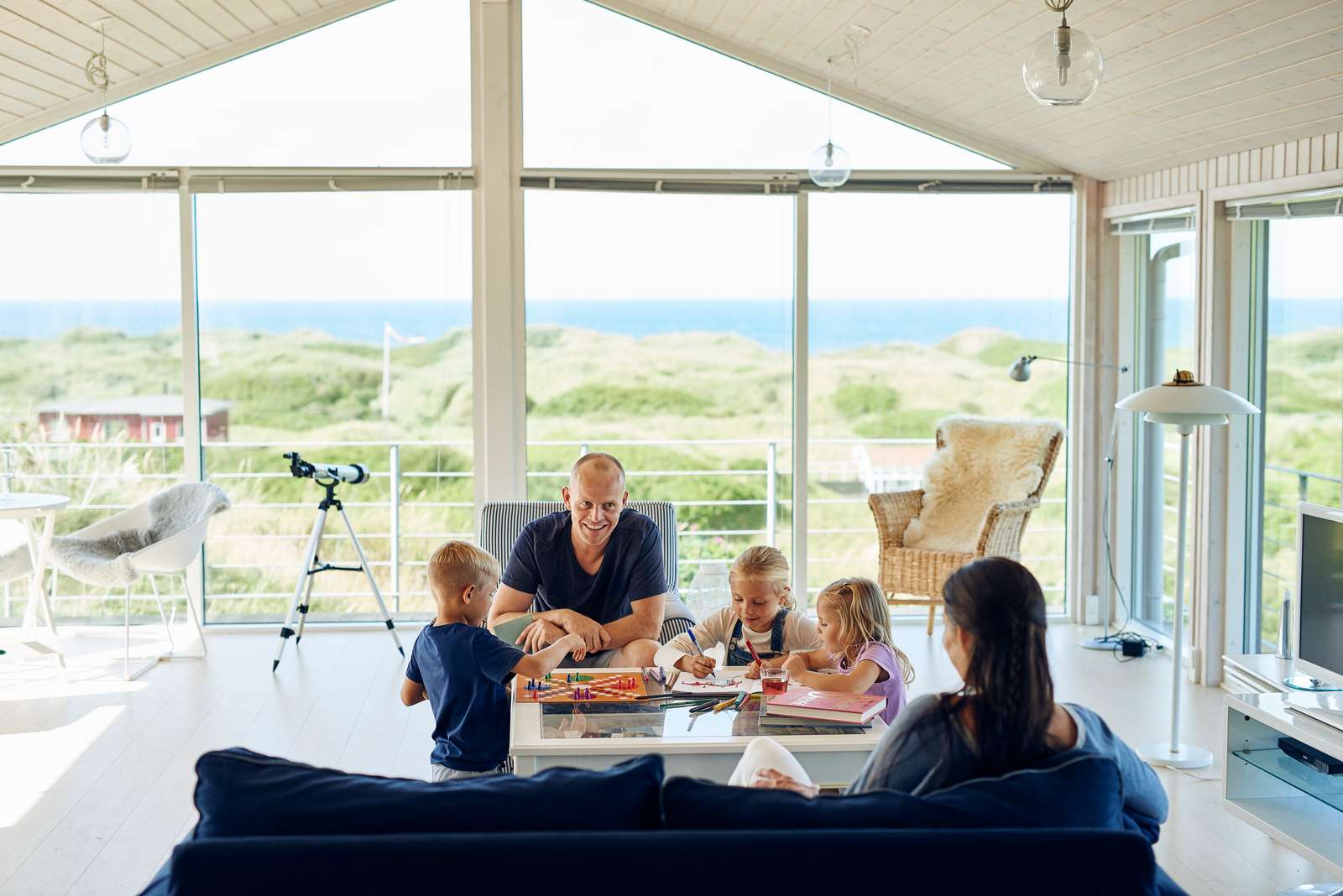 Familie i Sommerhus med havudsigt