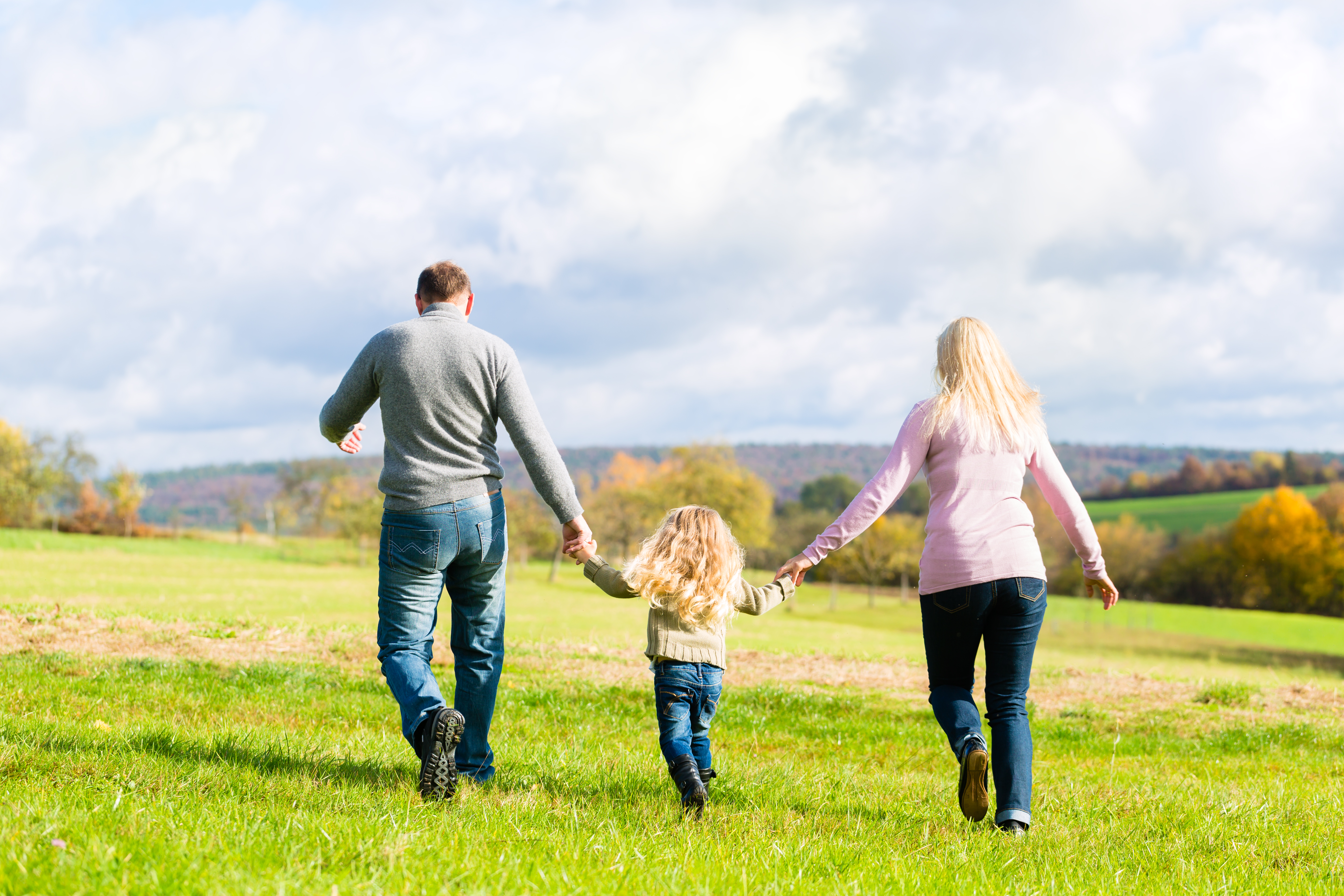 Familie går i naturen