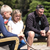 Familie slapper af ved bålpladsen