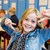 Glad pige i skoleklasse