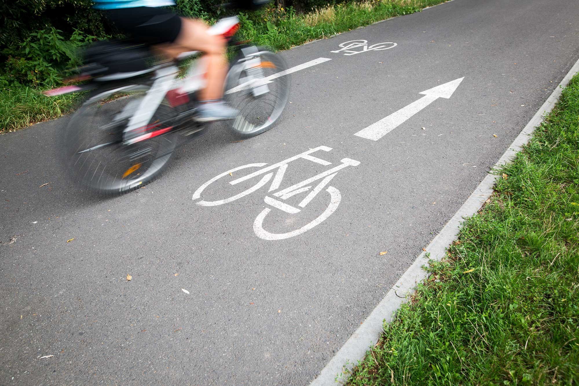 Cykelsti og cyklist der kører hurtigt