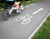 Cykelsti og cyklist der kører hurtigt