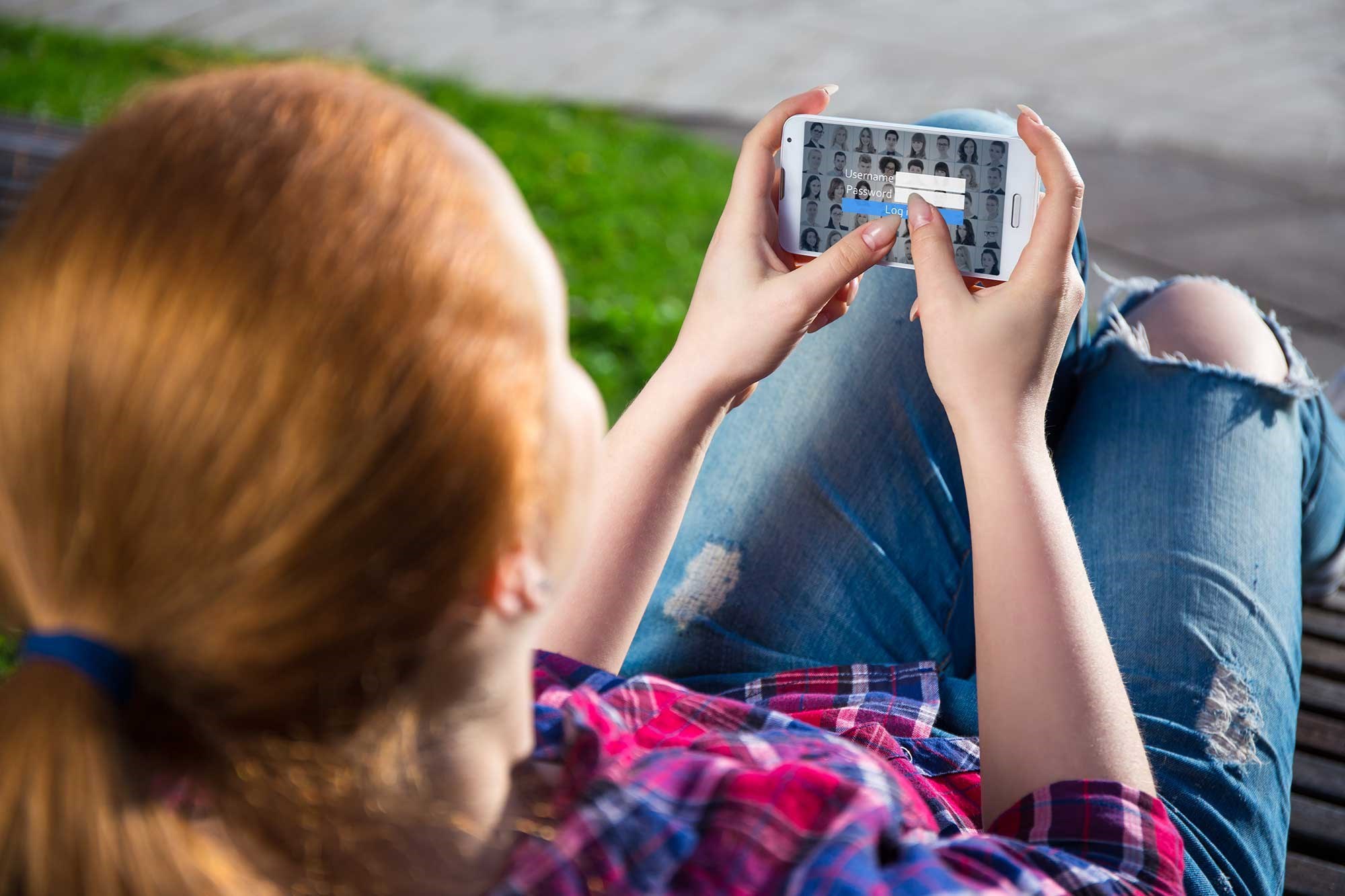 Pige med mobiltelefon