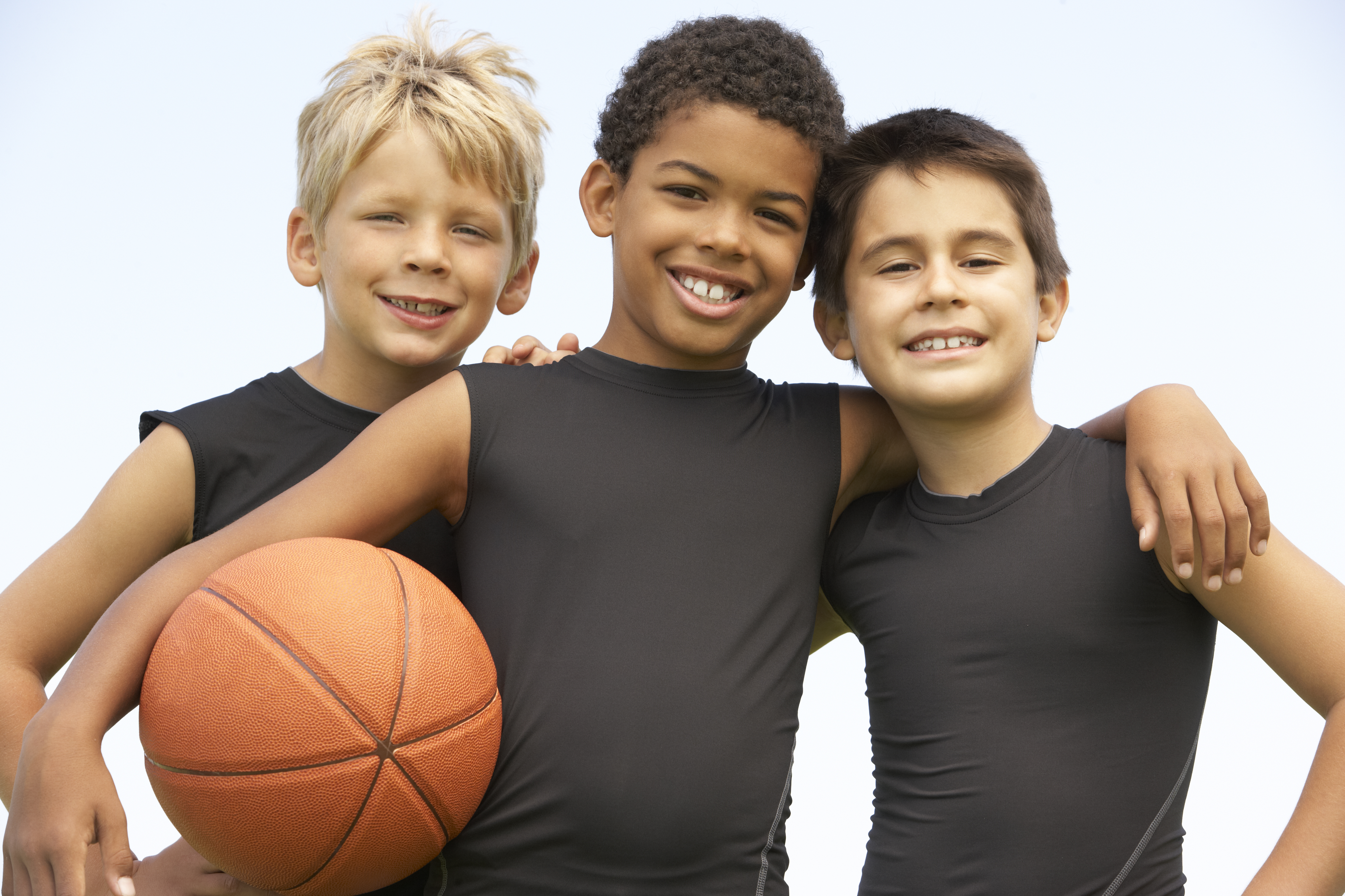 3 børn med en basketball