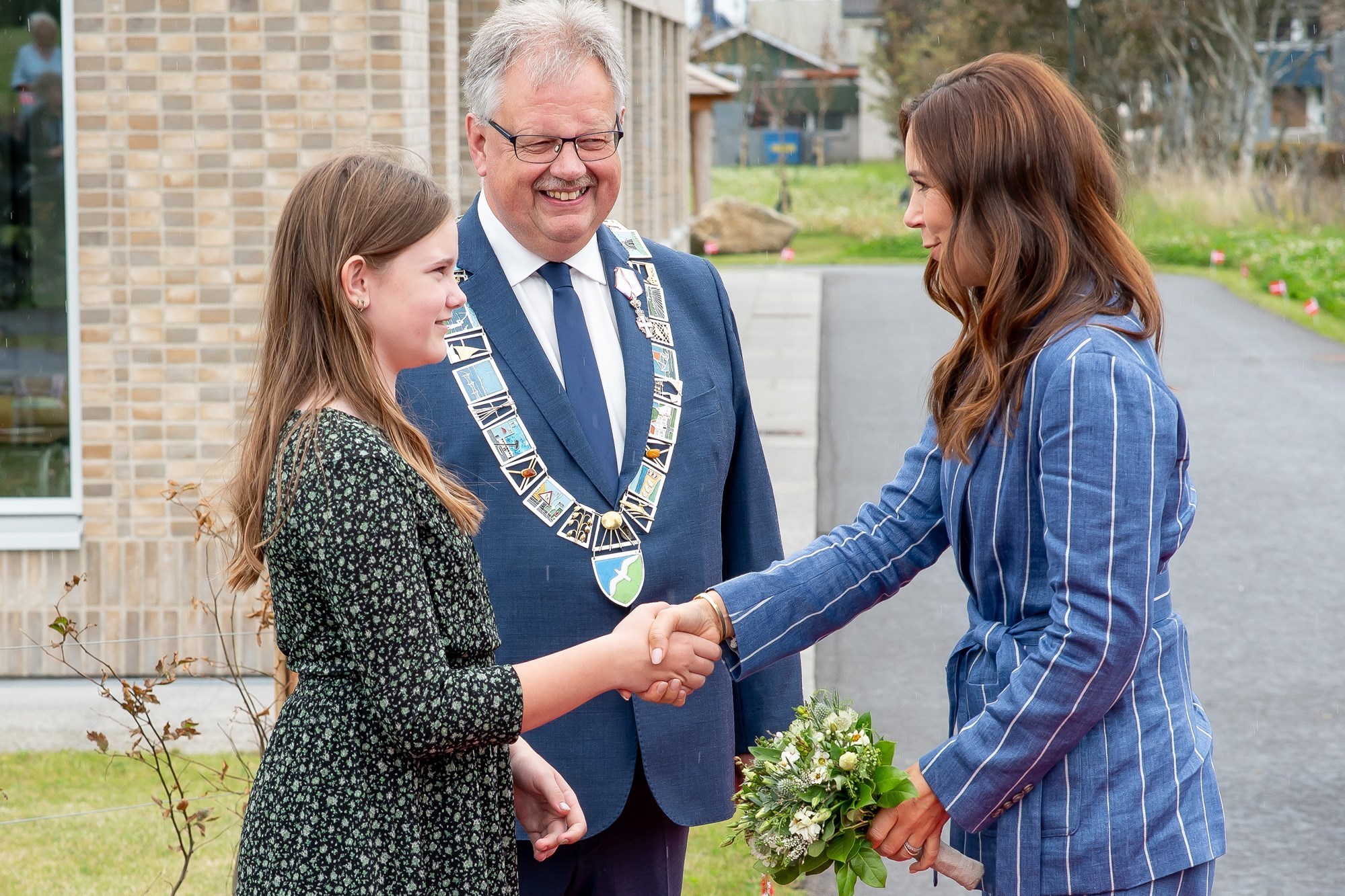 Kronprinsesse Mary får overrakt buket af pige