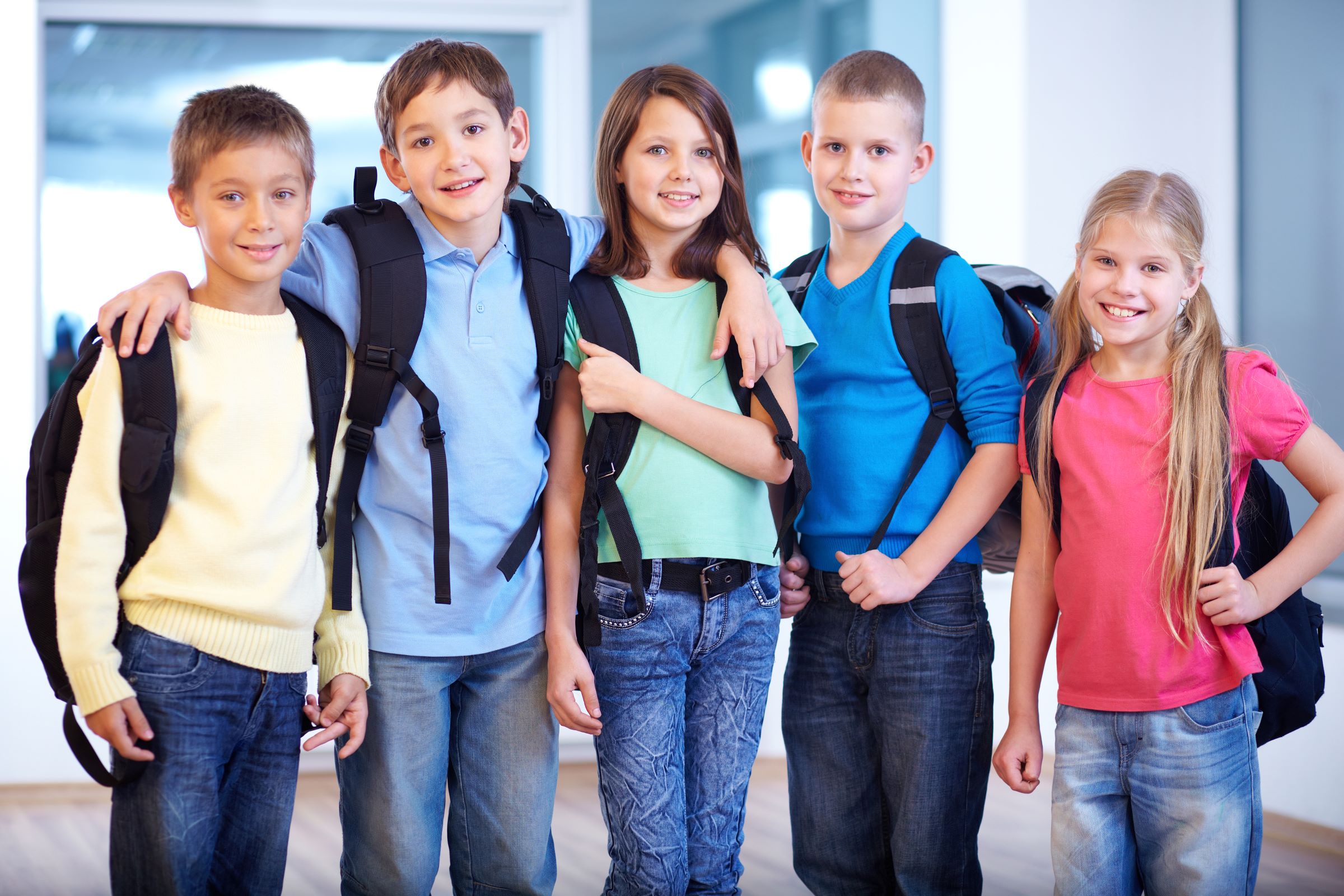 skolebørn med skoletasker