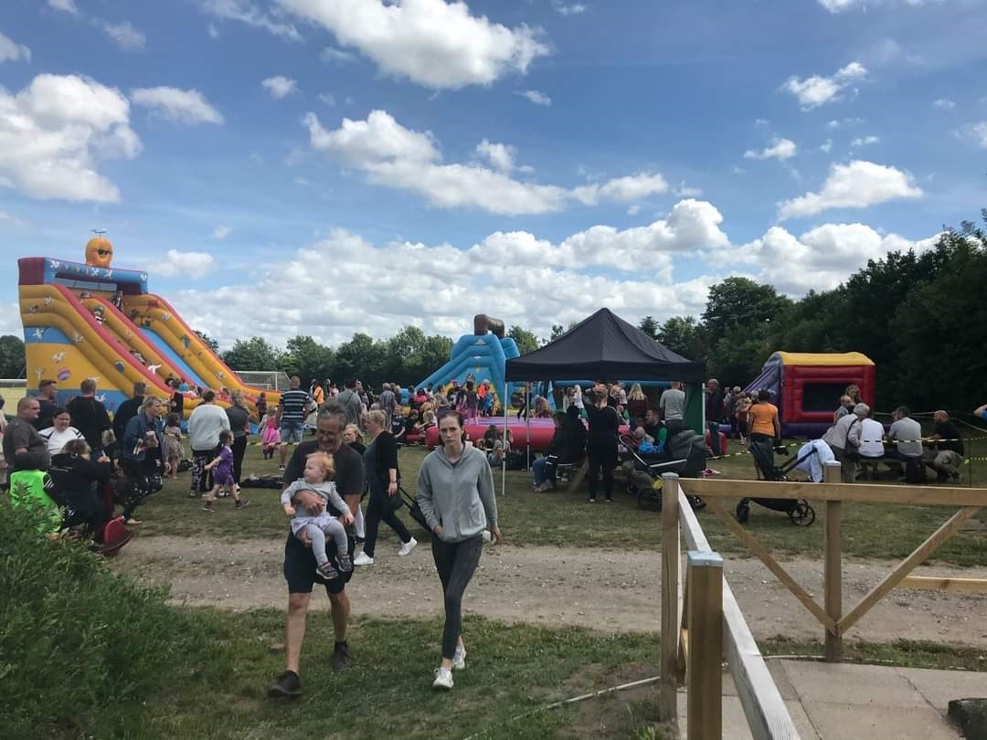 Feststemning med hoppeborge på markedsplads