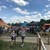 Feststemning med hoppeborge på markedsplads
