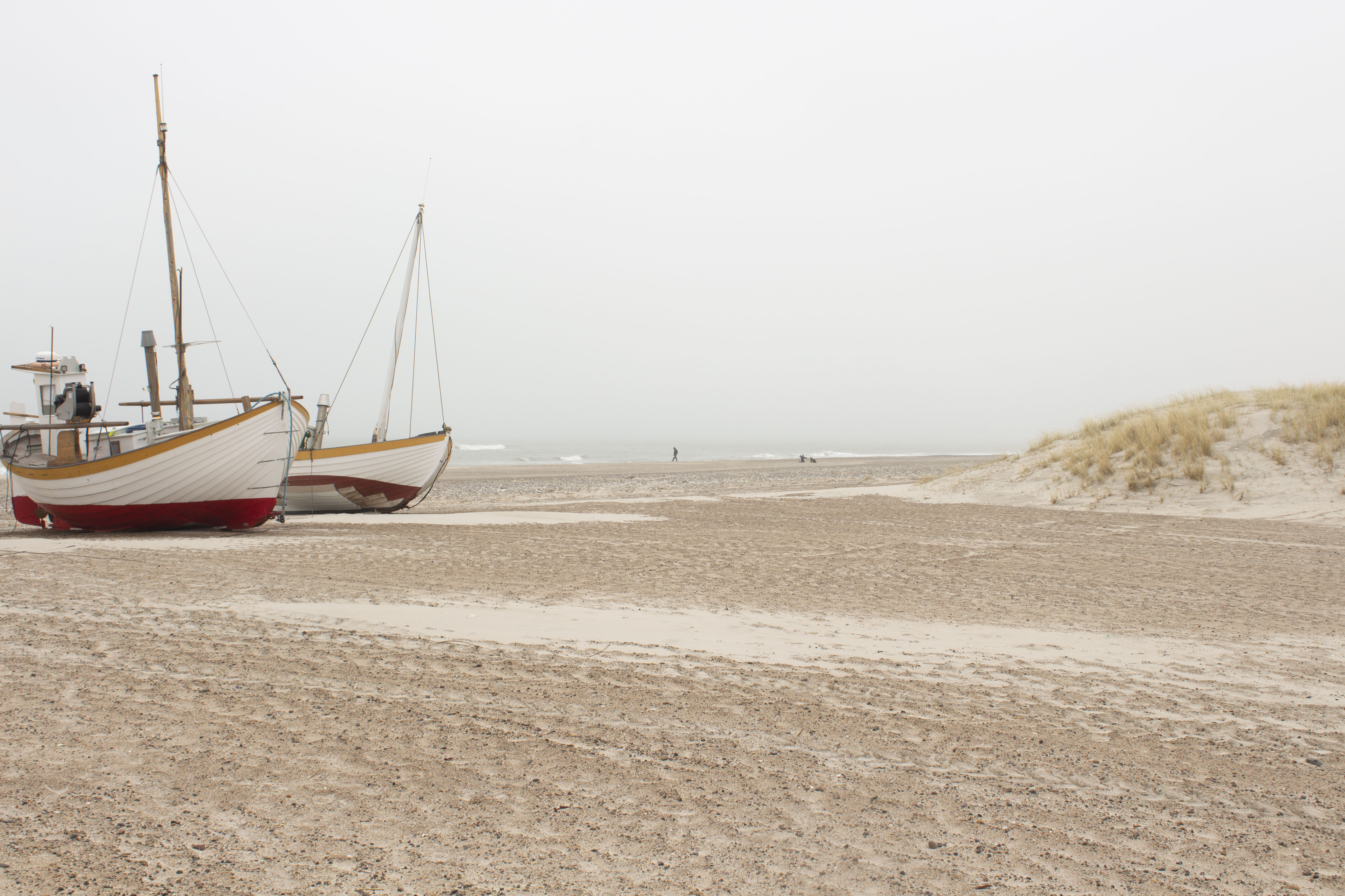Fiskekuttere på stranden på Slettestrand