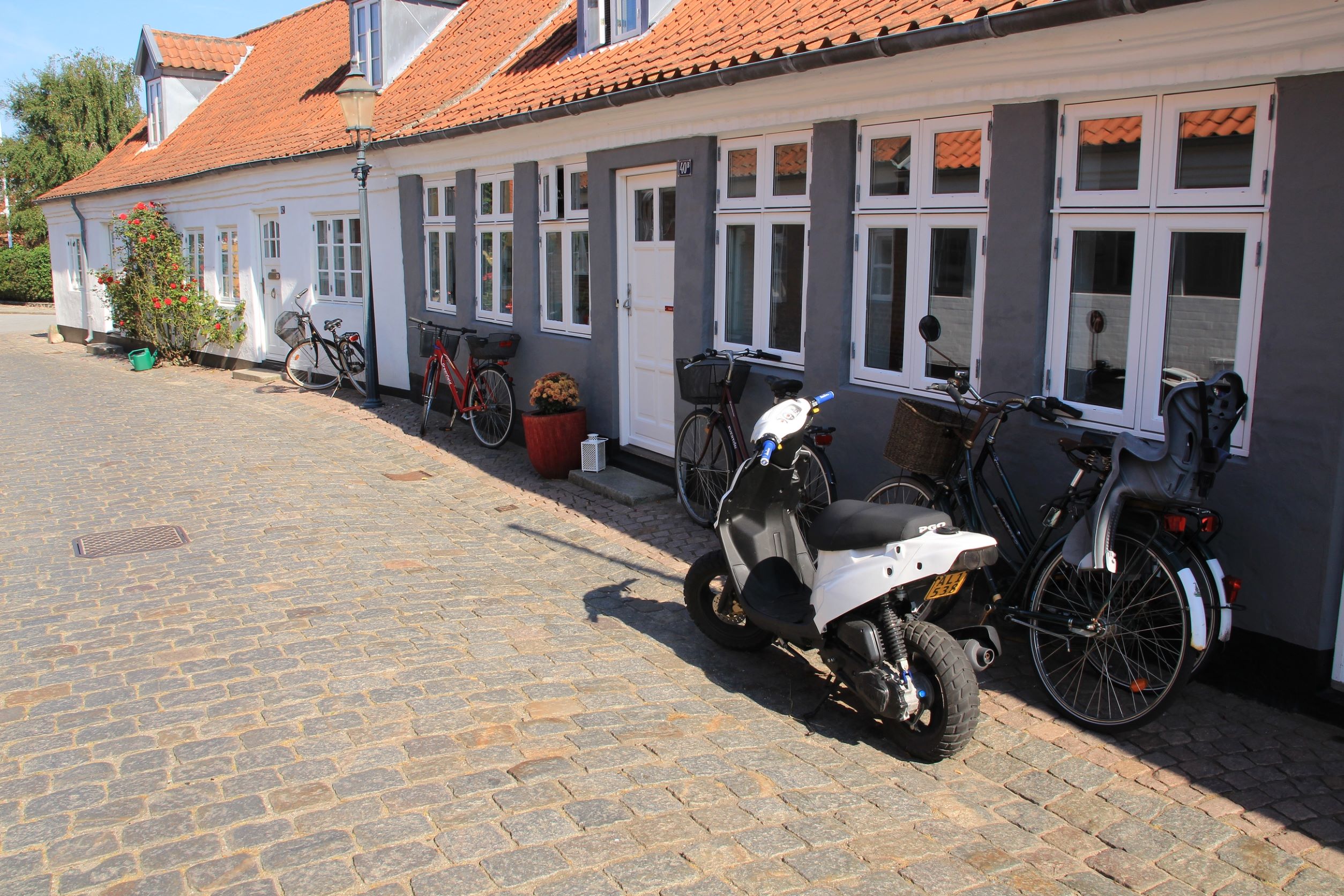 Knallert foran hus