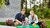 Familie med barn i sandkasse