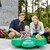 Familie med barn i sandkasse