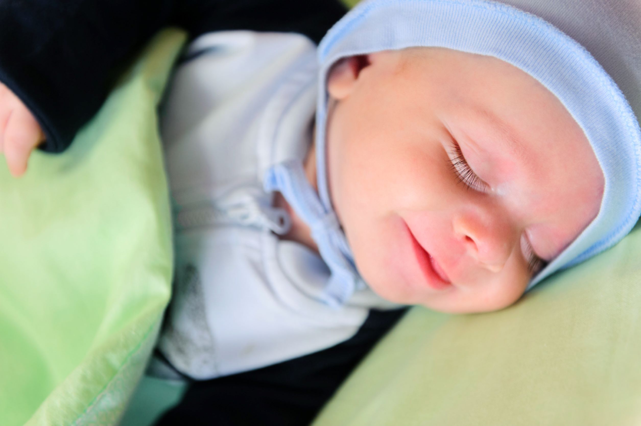 Baby smiler i søvne