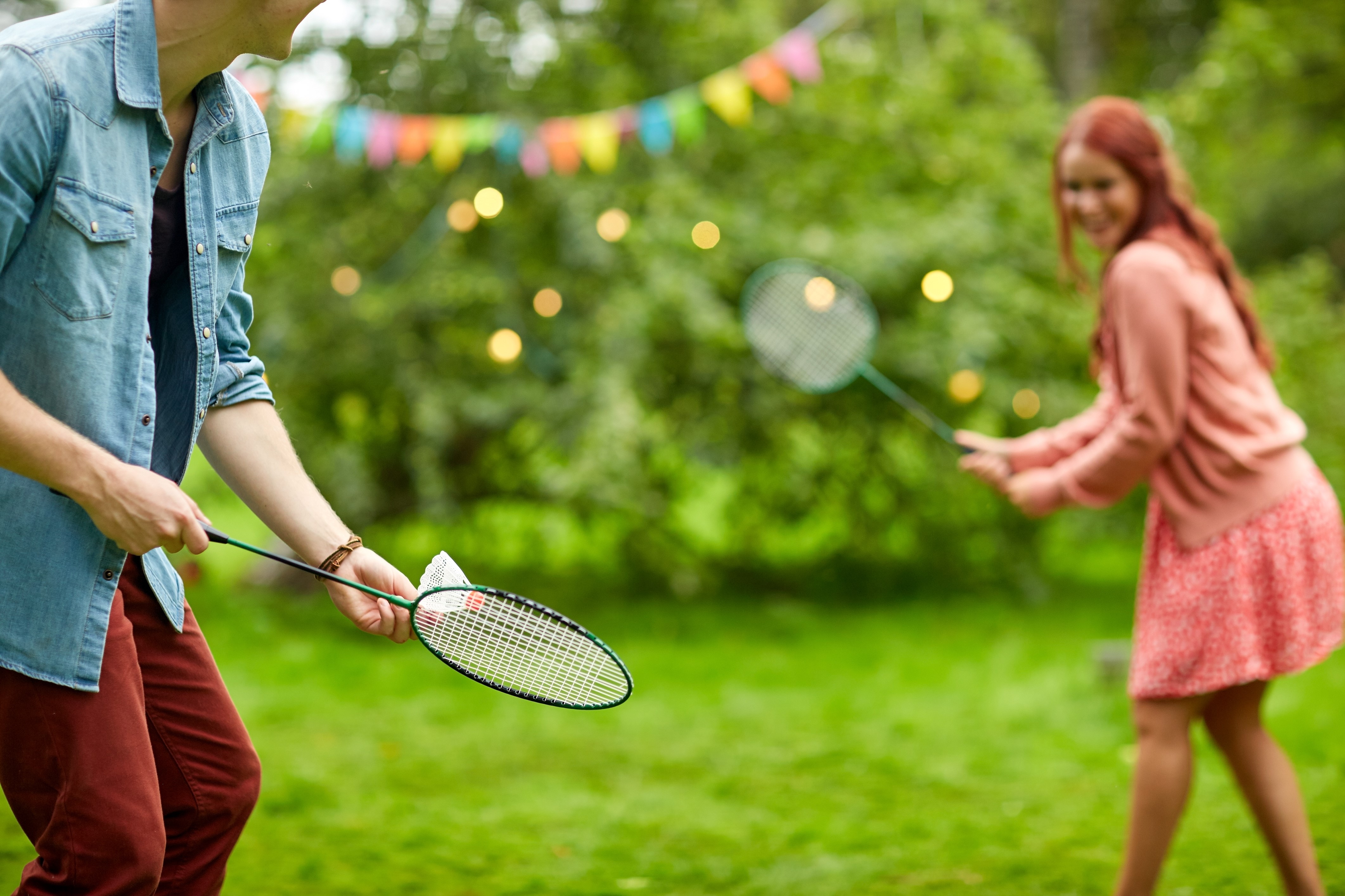 Personer spiller badminton i have