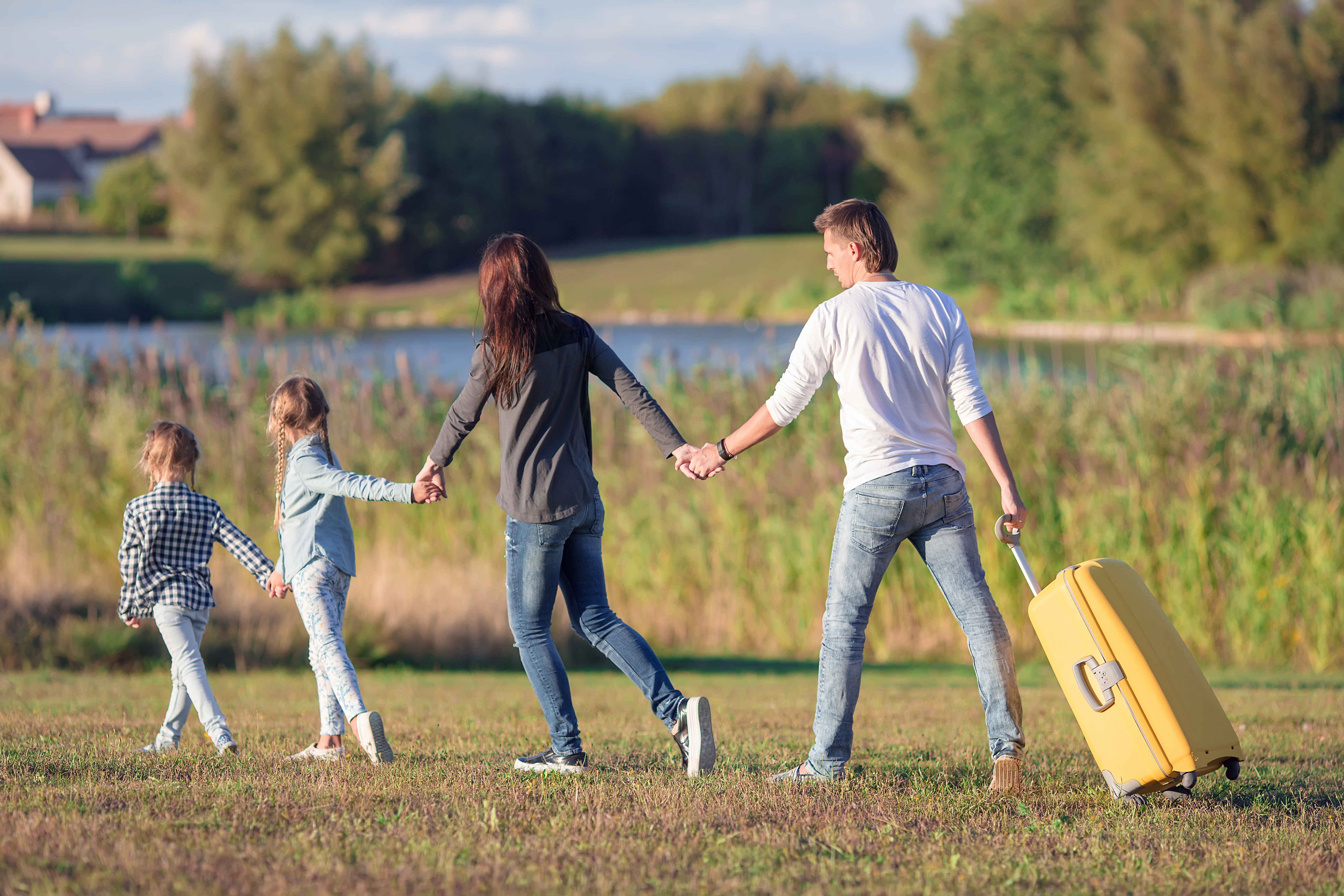 Familie går i naturen