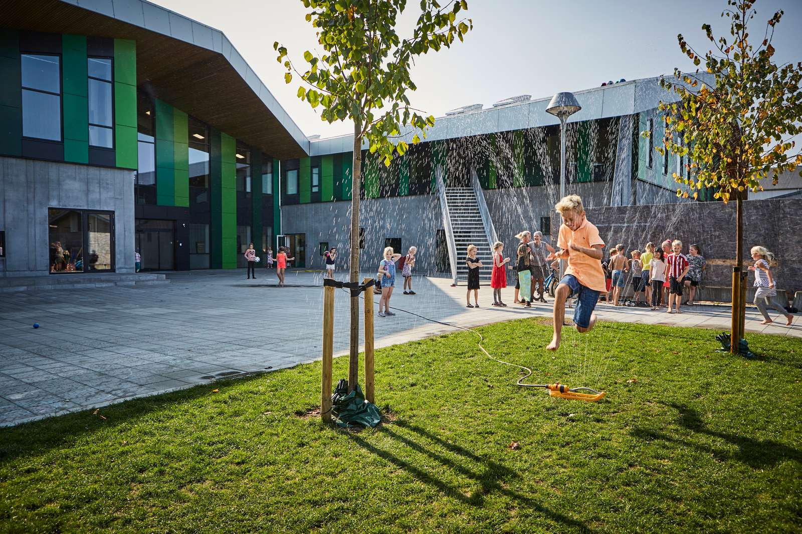 Børn hopper gennem sprinkler på Aabybro Skole