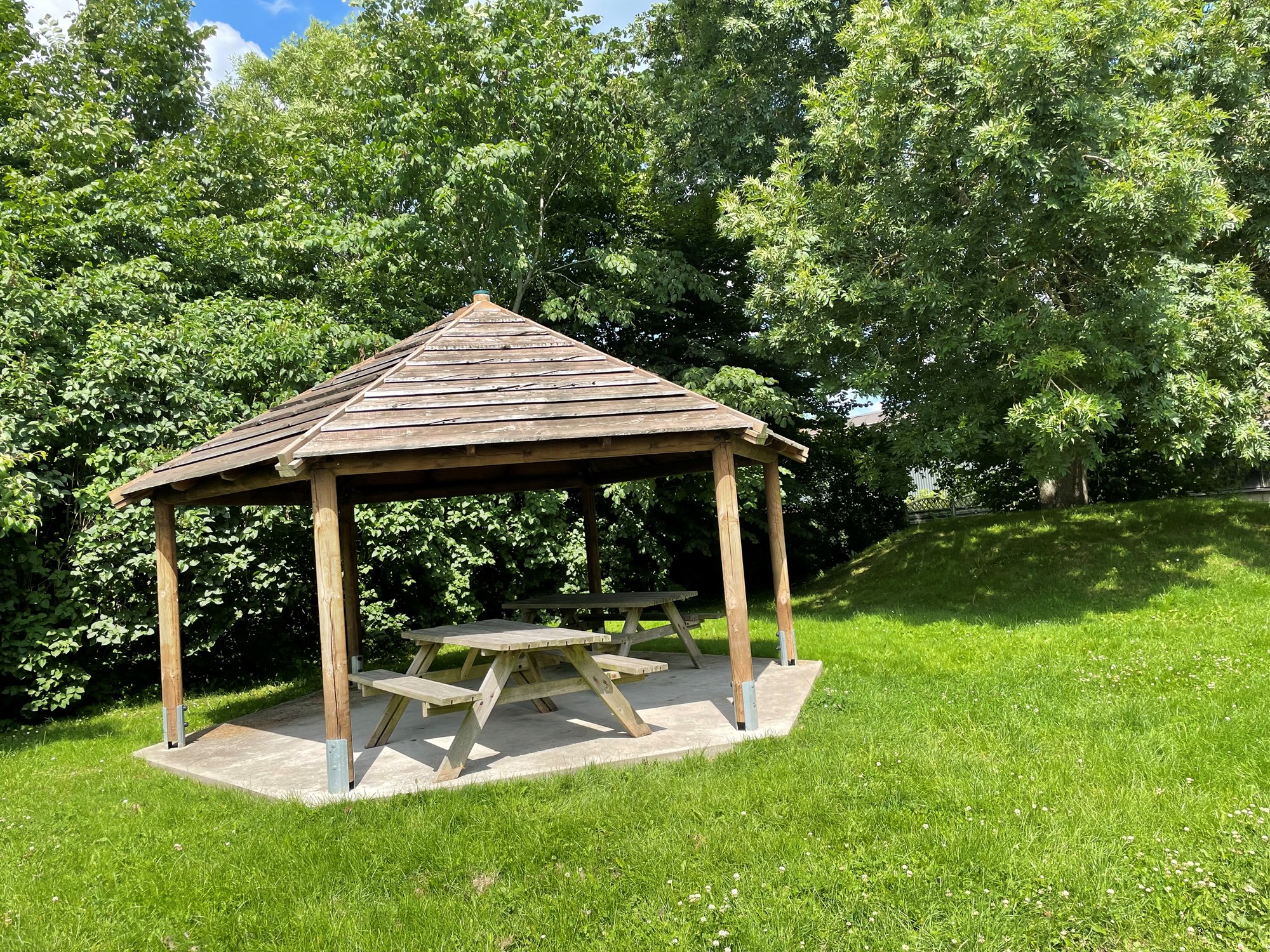 Overdækket pavillion med bord og bænke