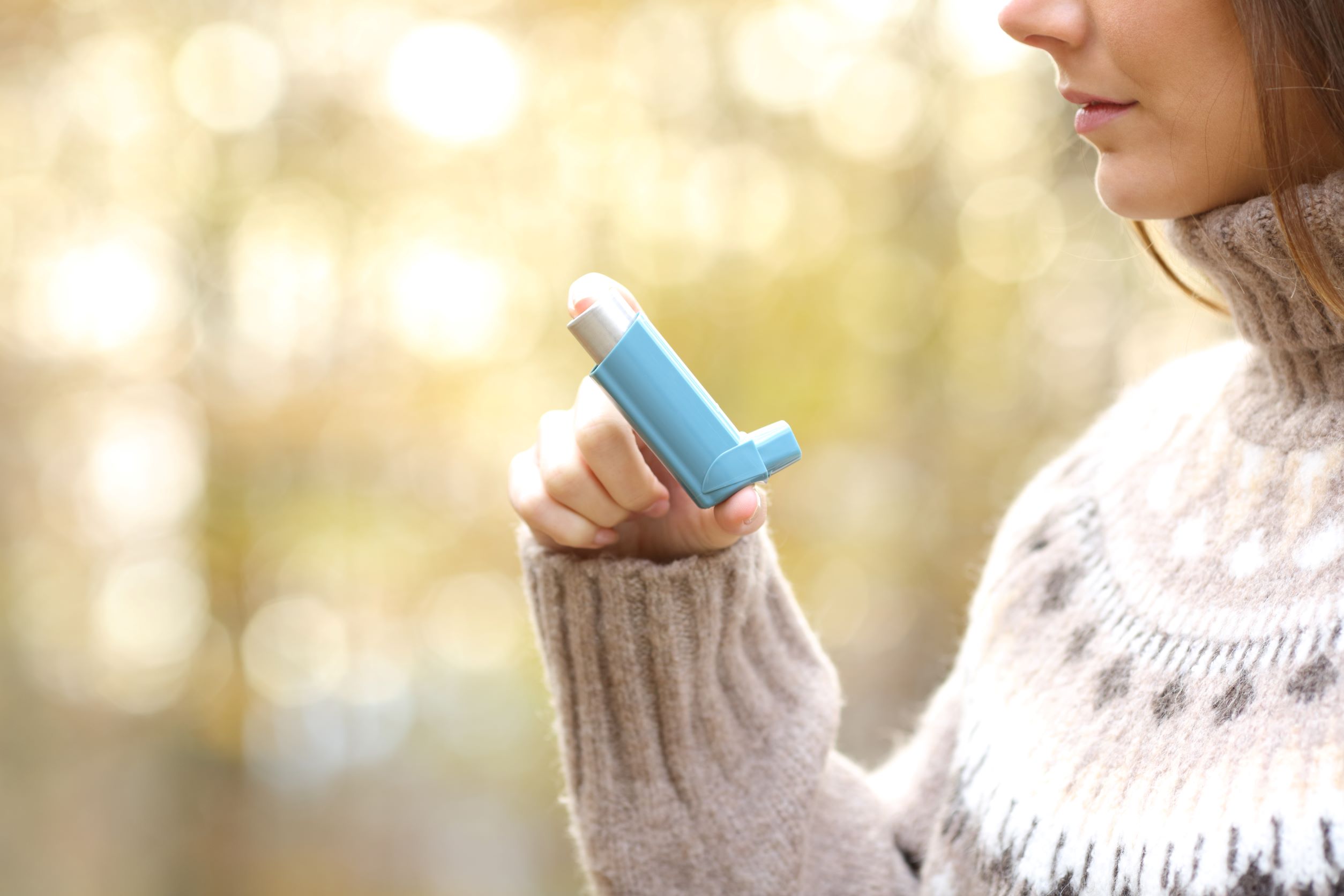 kvinde med inhalator 