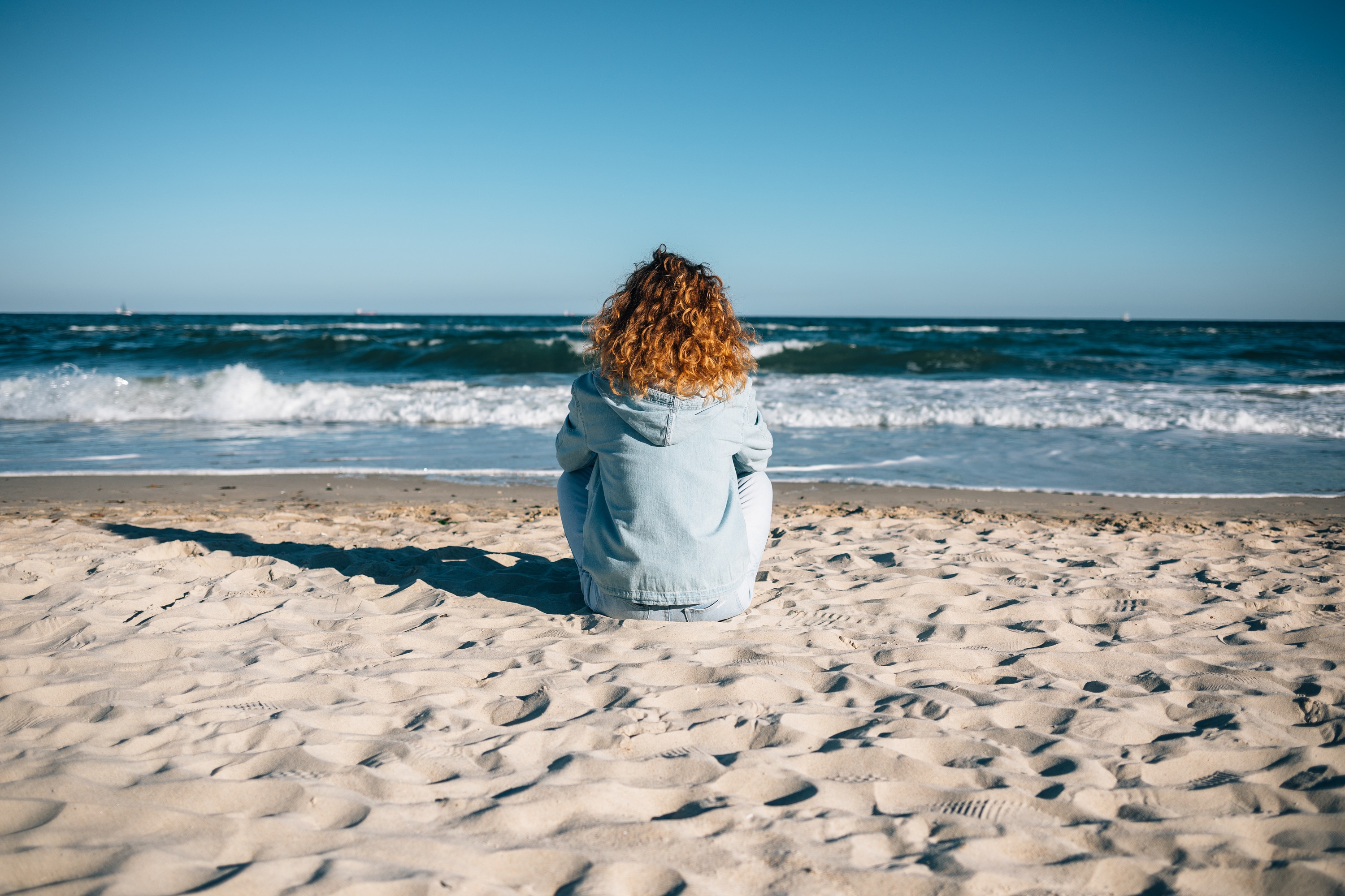 Ensom ung der kigger ud over havet