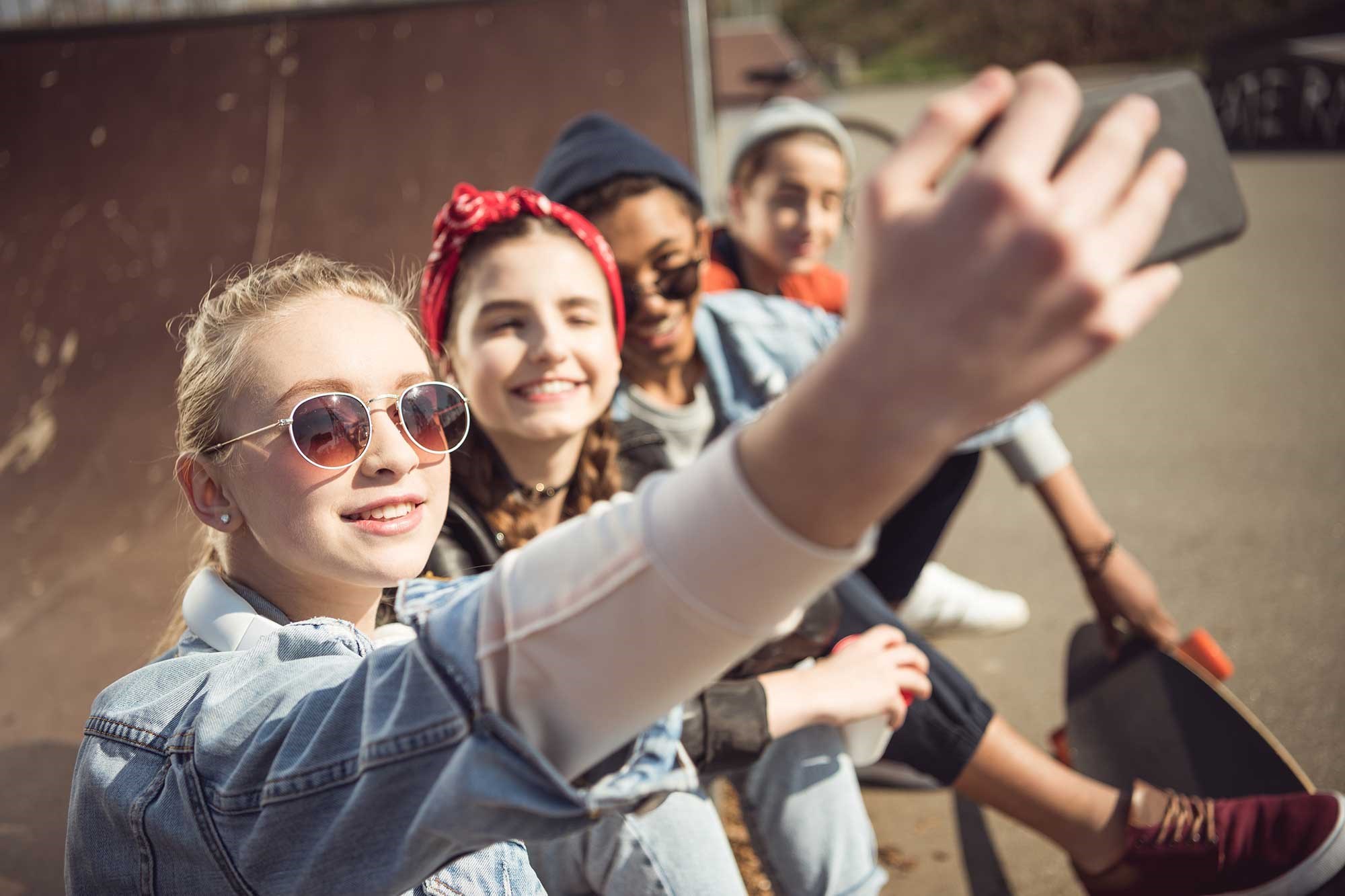 Piger, der tager en selfie