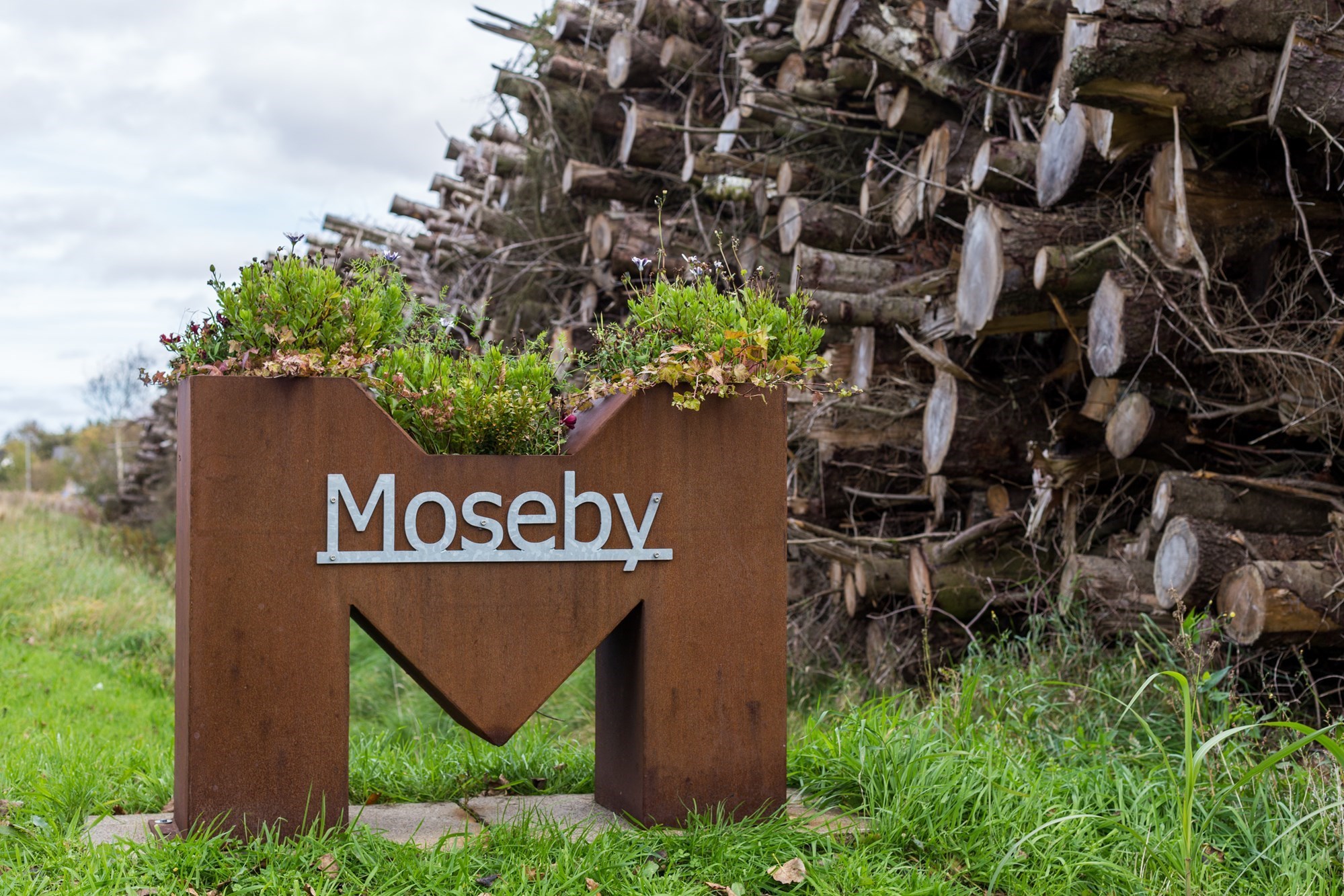 Byskilt ved Moseby