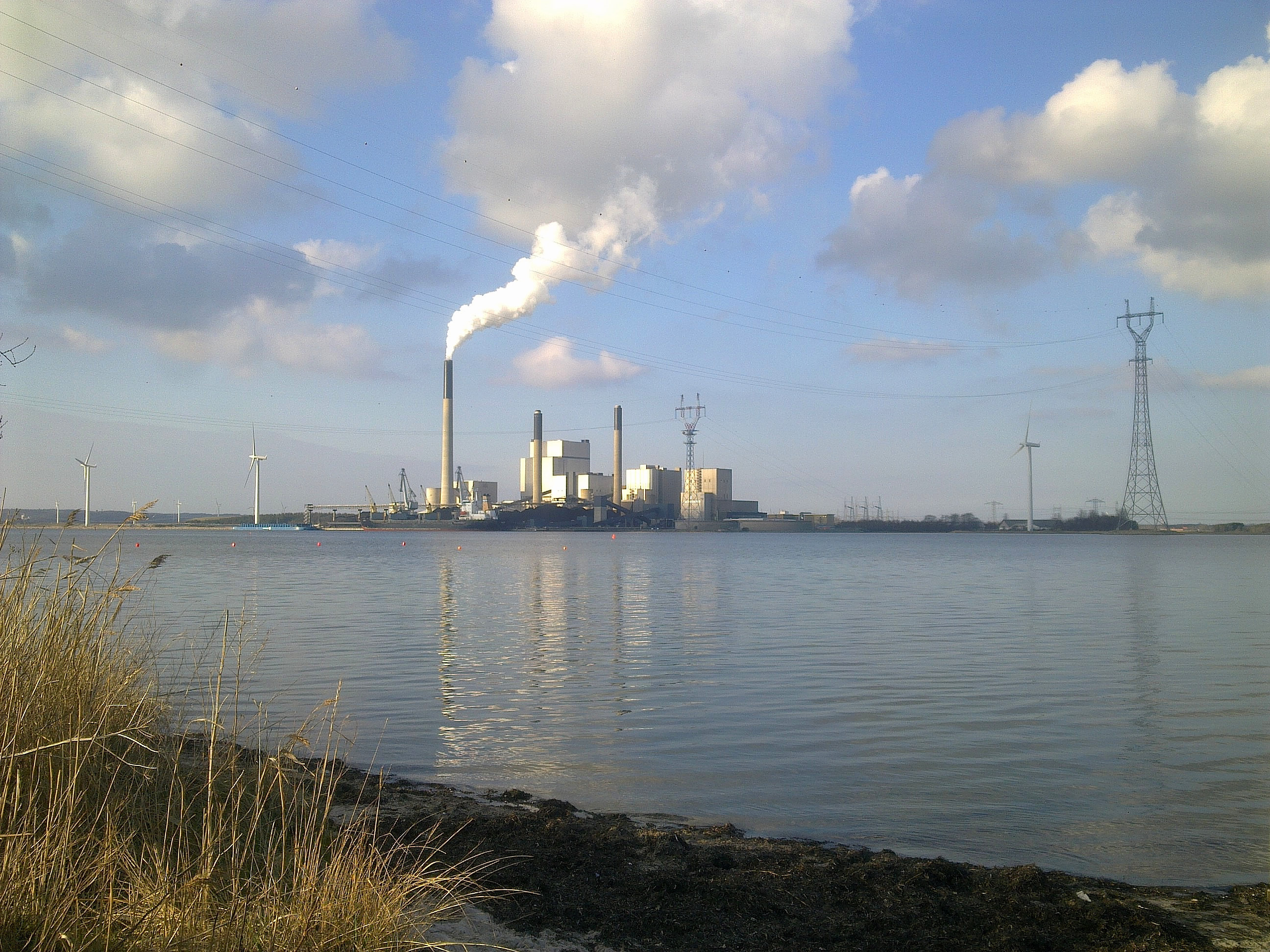 Vand med industrifabrik i baggrunden