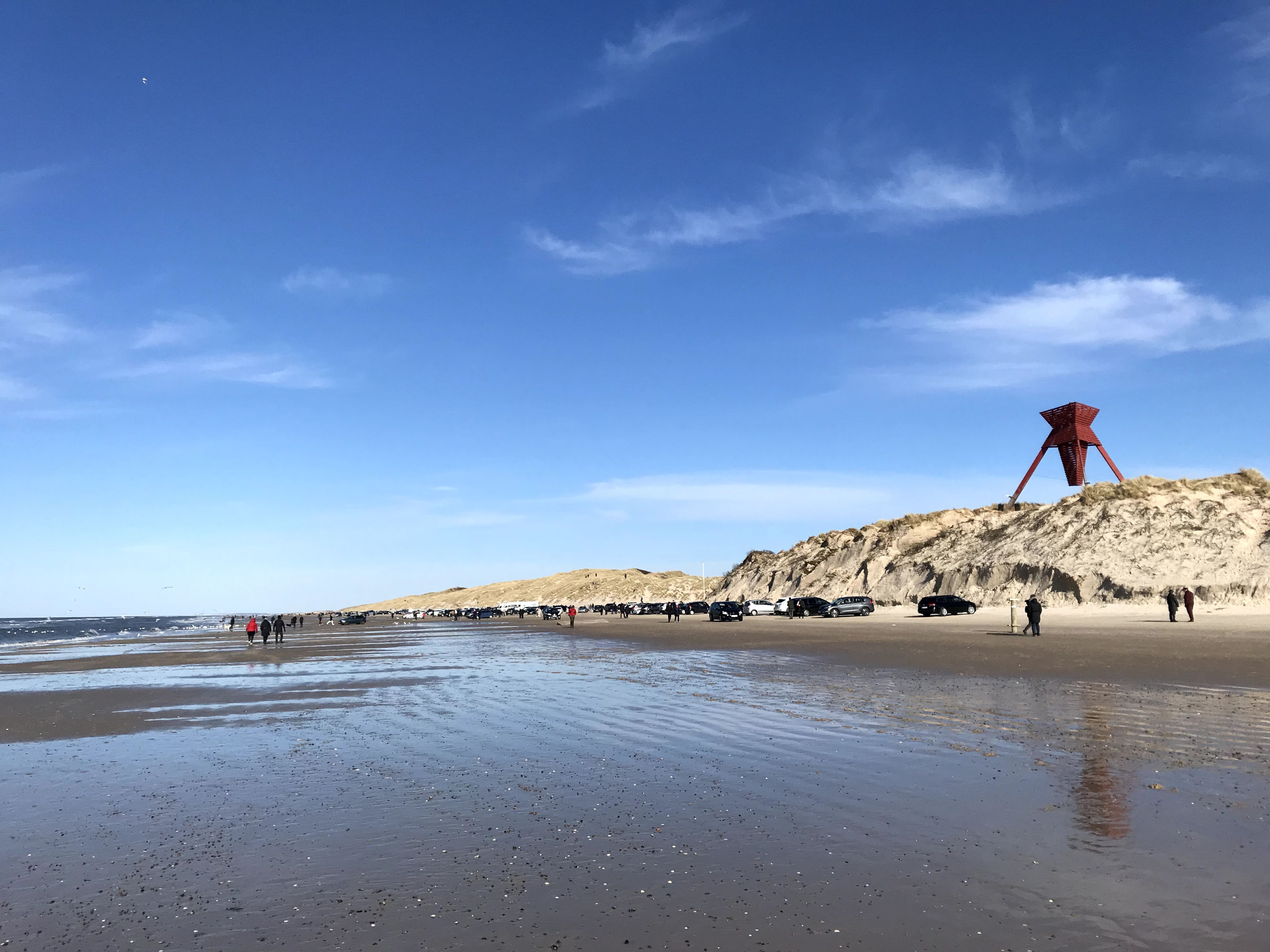 Stranden i Blokhus med sømærket i baggrunden