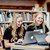 Skolebørn morer sig på biblioteket