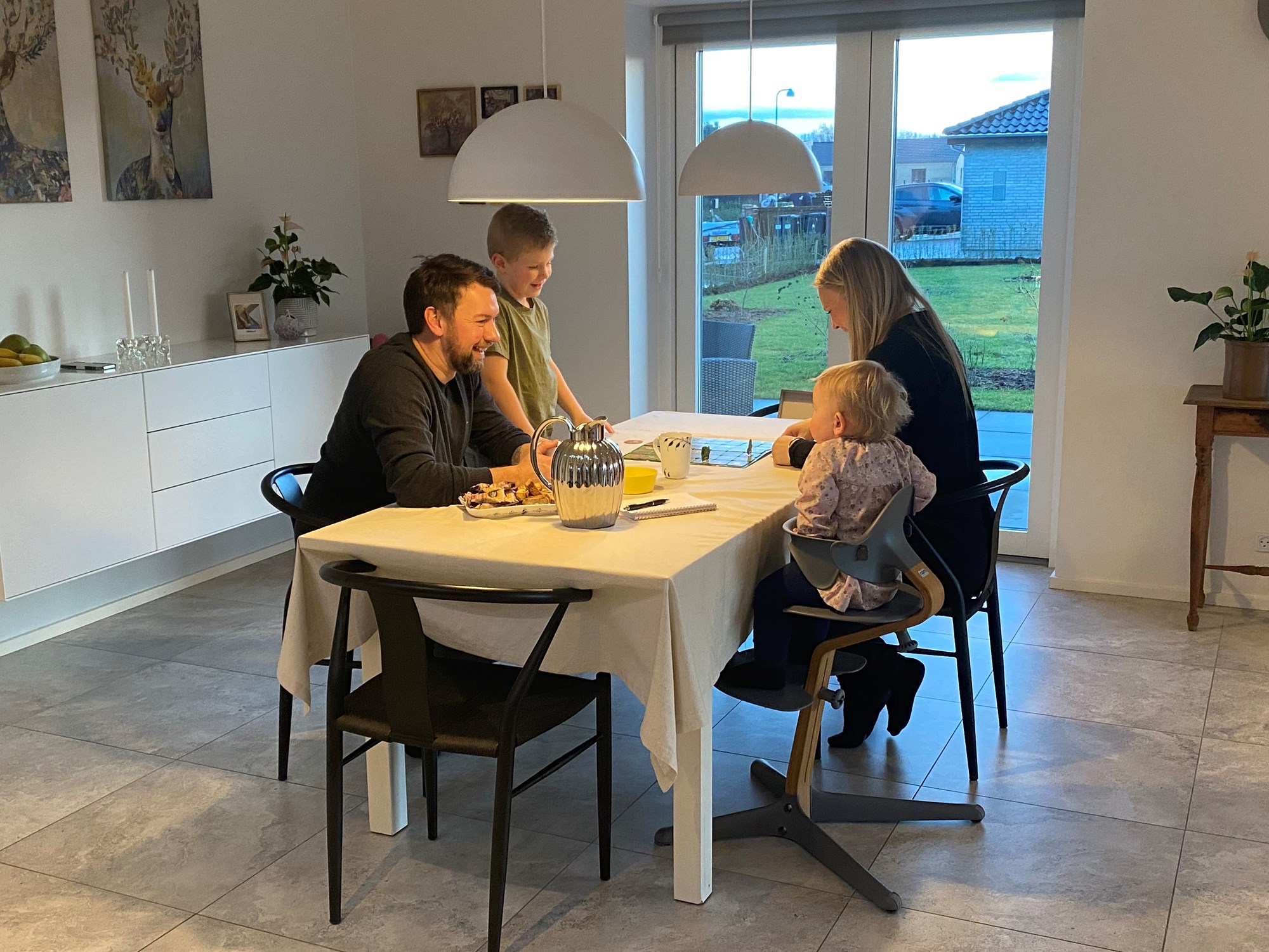Familie hygger med brætspil