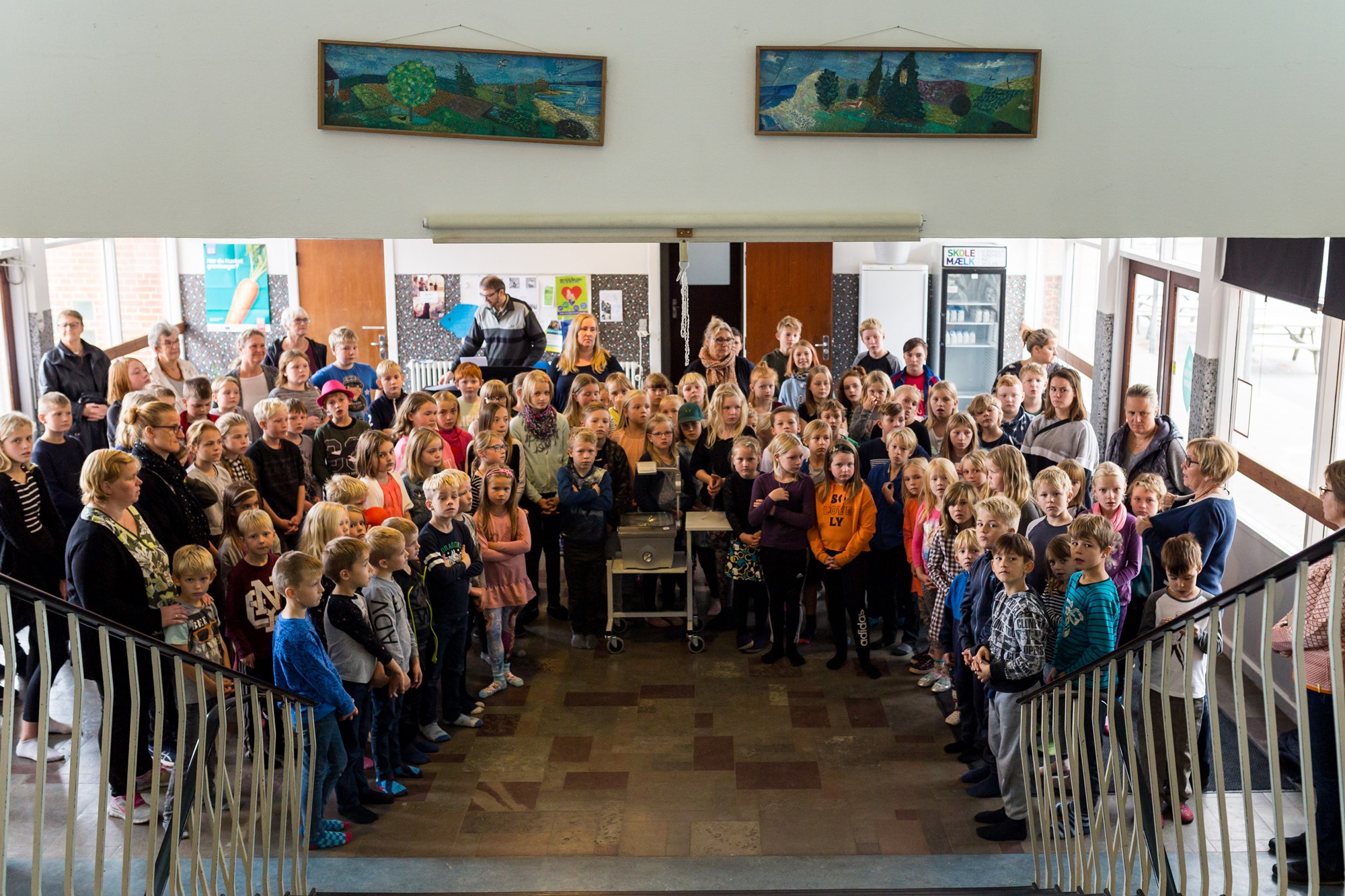 Skolebørn forsamlet omkring projektor
