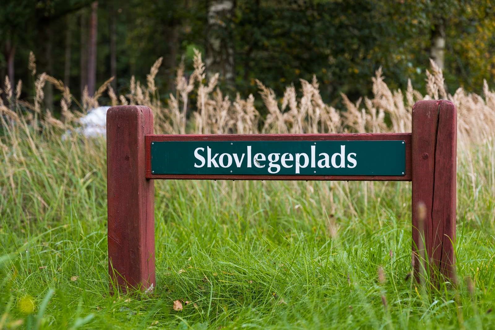 Skilt med skovlegeplads