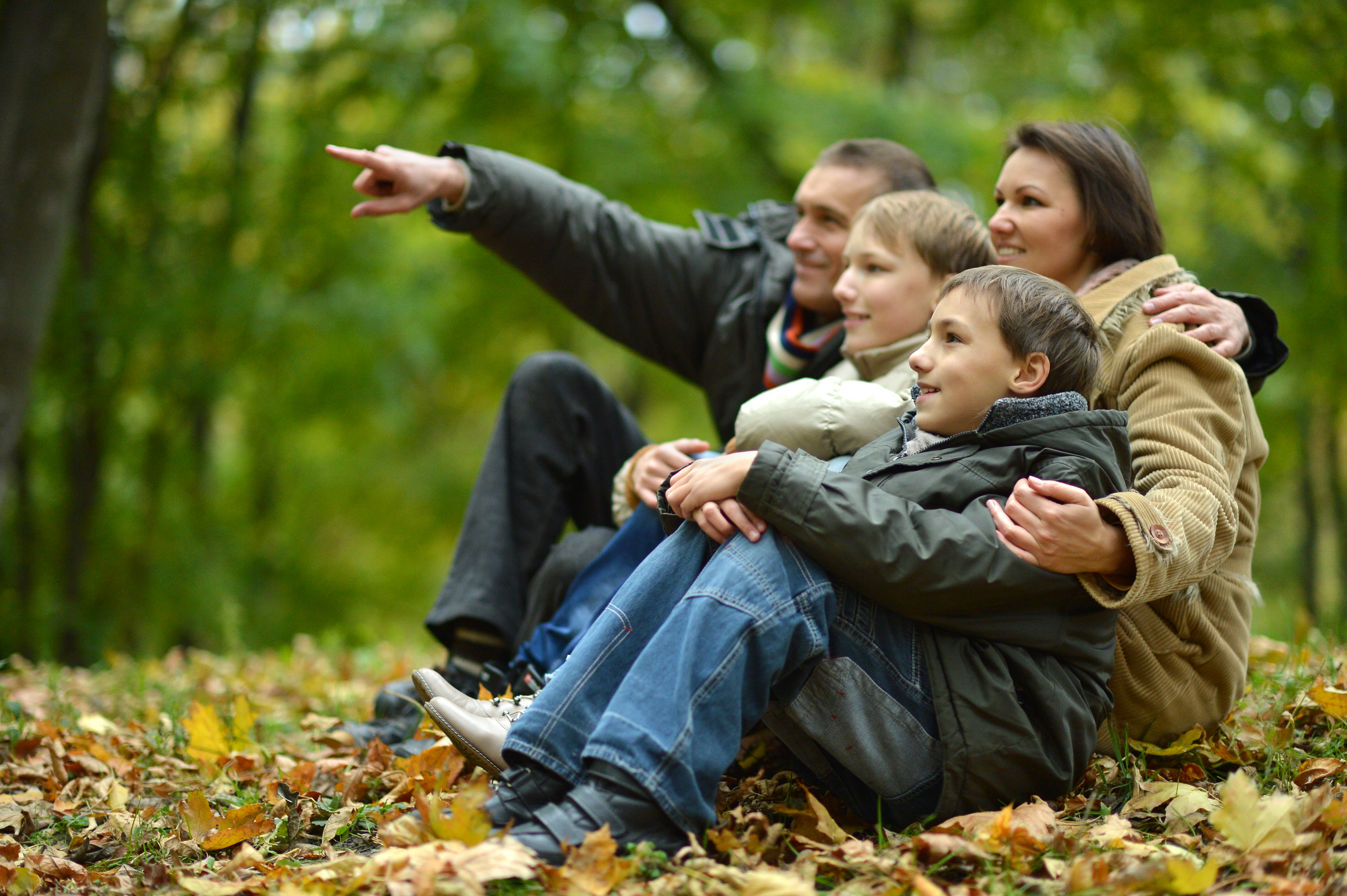 Familie sidder i skov