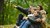 Familie sidder i skov