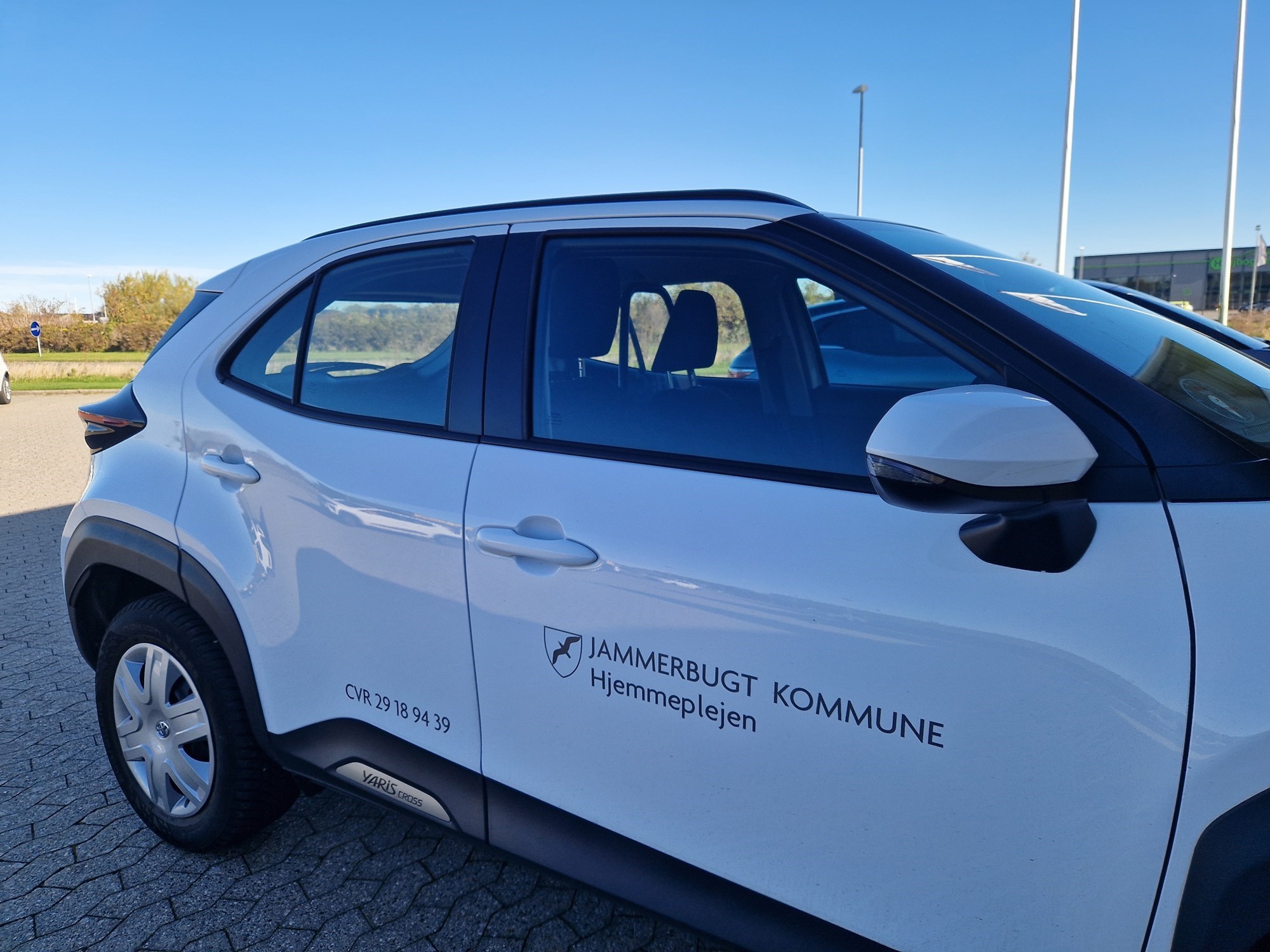 Bil med Jammerbugt-logo