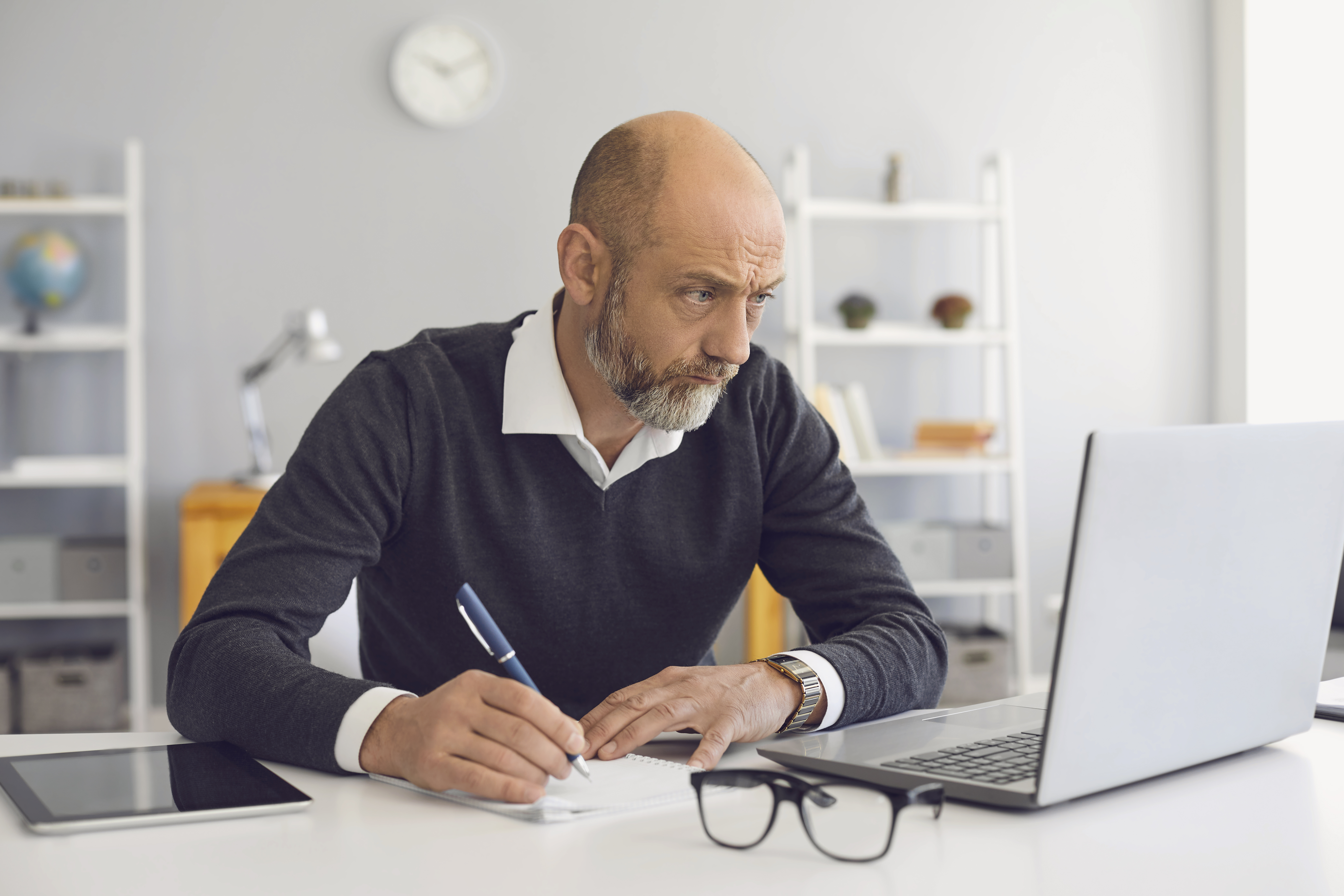 Senior arbejder på kontor