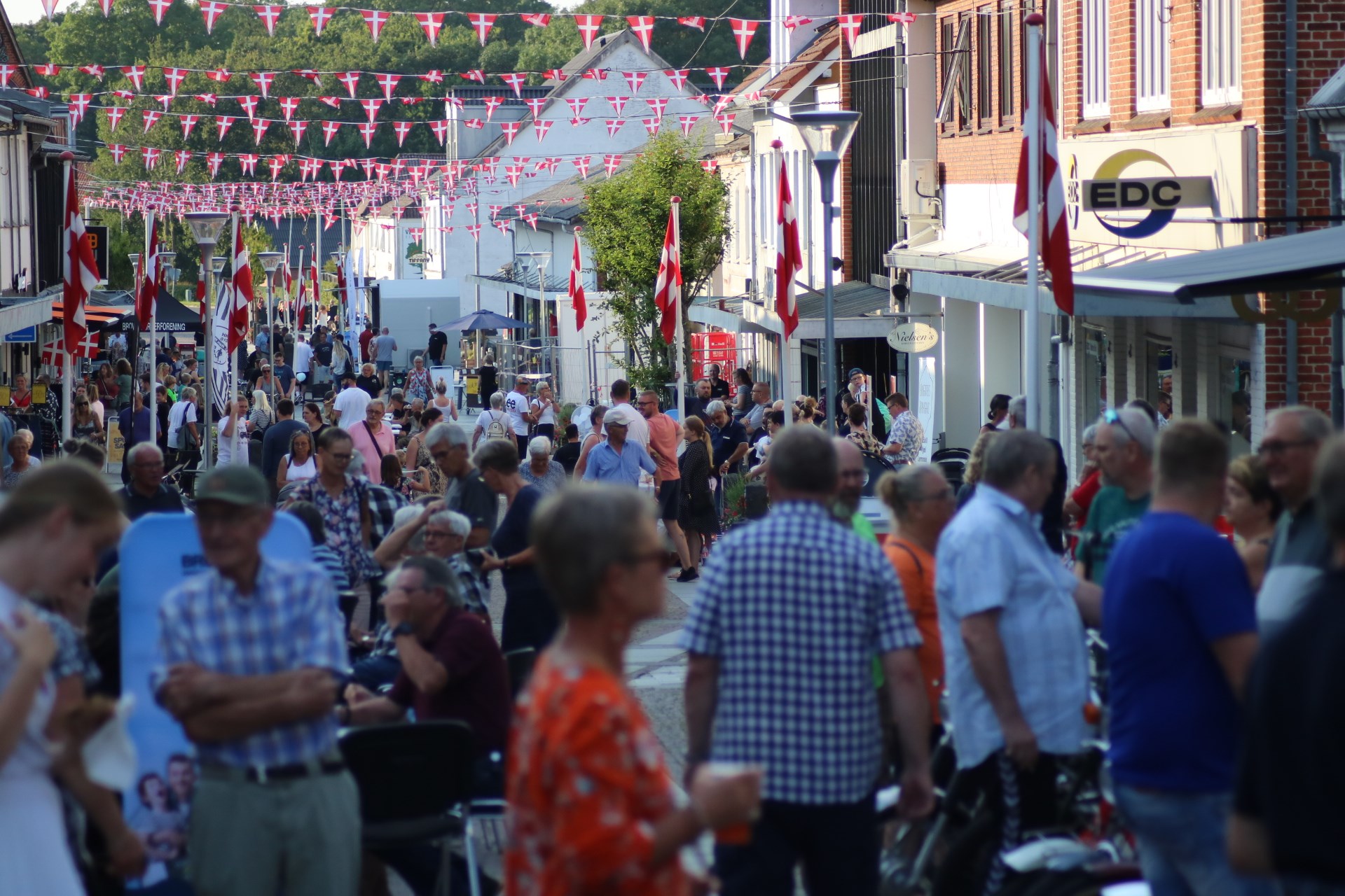Masser af folk og flag i gaden