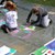 Børn laver kunst med spraydåser